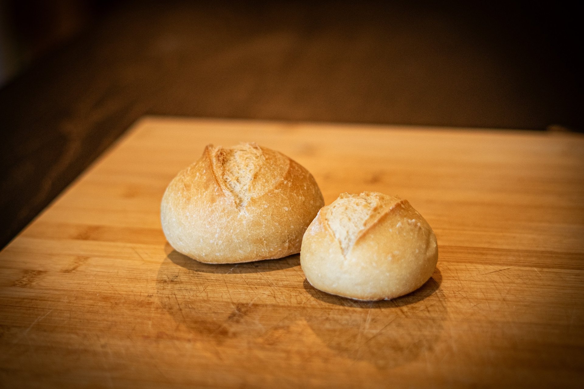 Petits pains artisanaux 30g et 50g issus de farine locale, spécialement conçus pour la restauration 