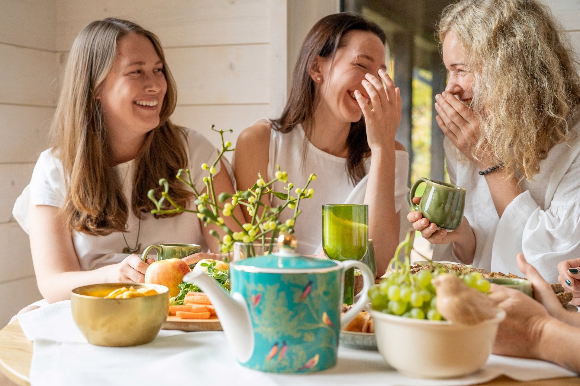 Moterys juokiaisi ir geria arbatą priepirty