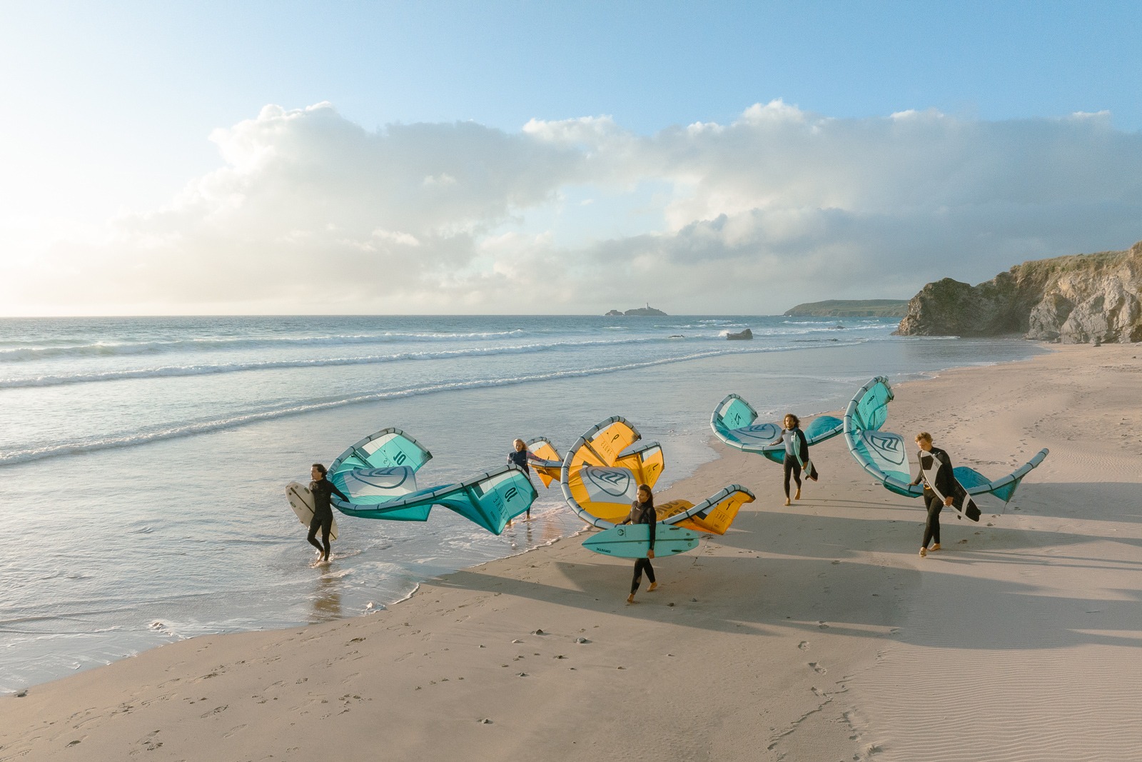 gruppo di allievi principianti di kitesurf che si appresta a prendere una lezione di gruppo