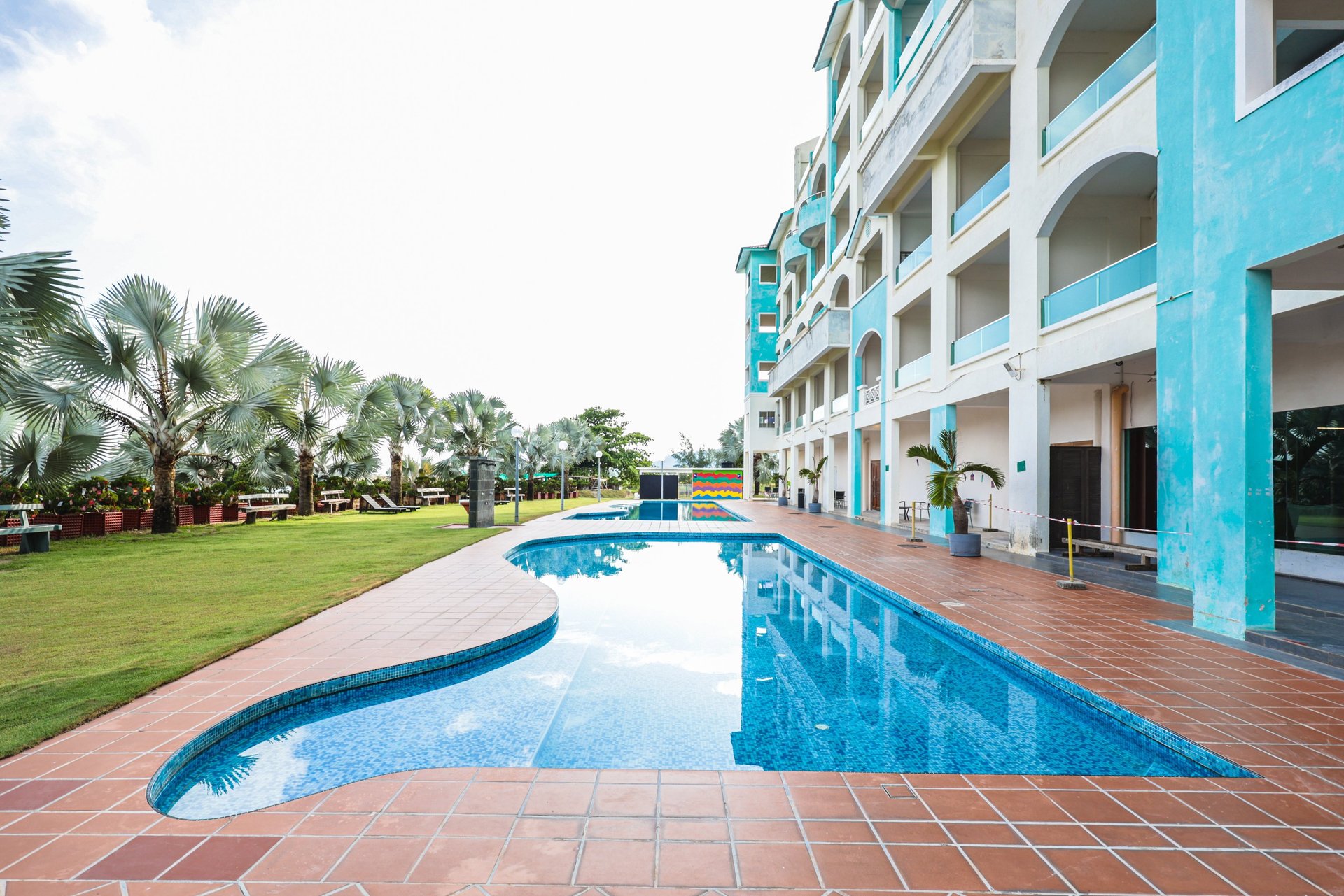 anylodge marina island swimming pool