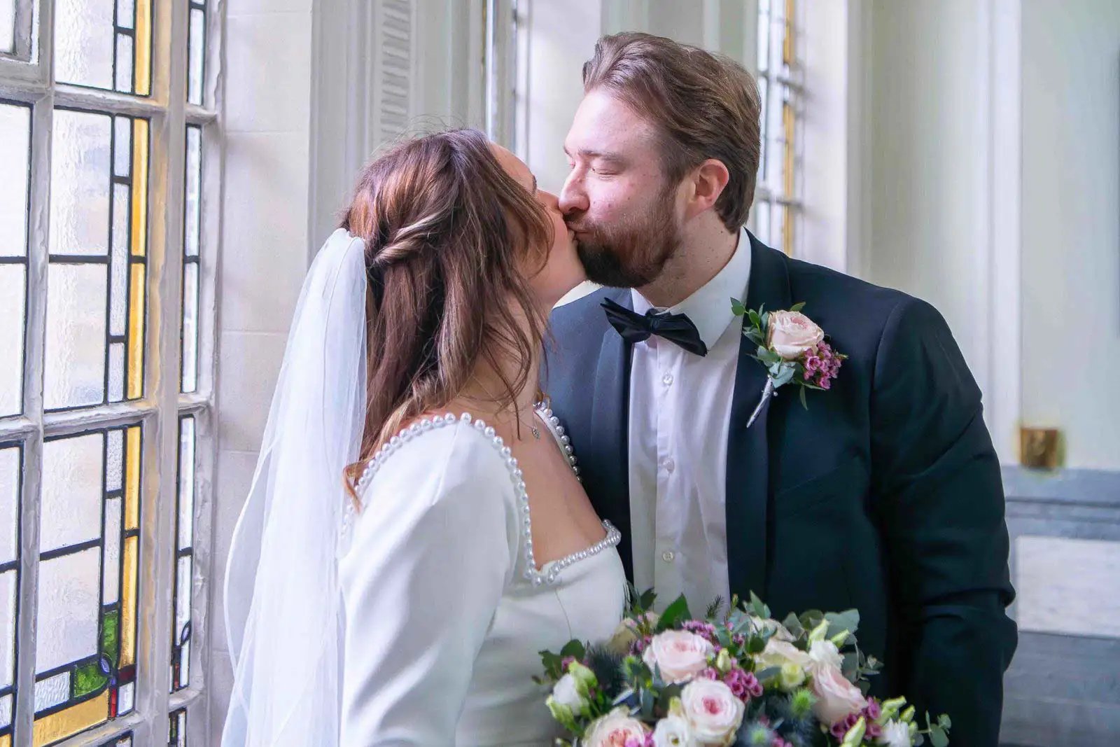 Newley-weds sharing a kiss after their wedding ceremony at Islington Town Hall
