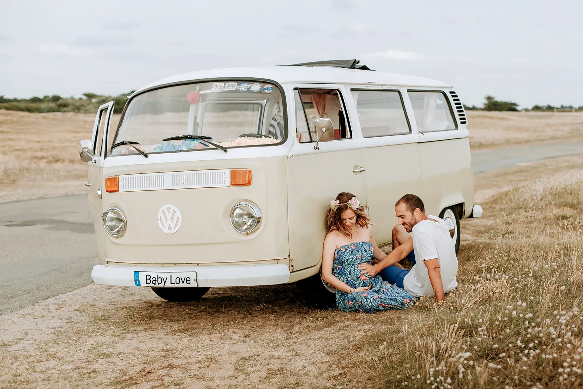 un couple pose pour une séance grossesse