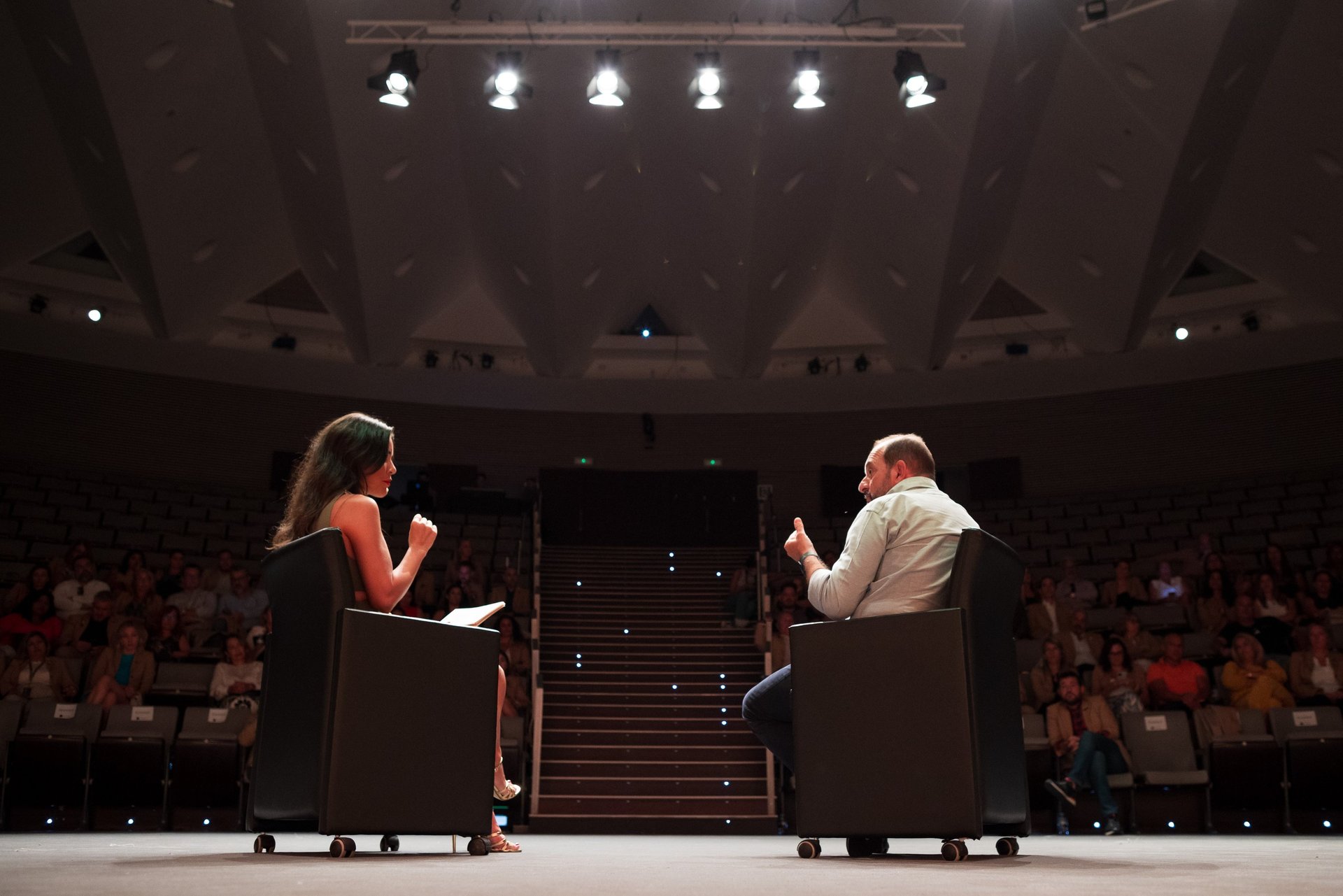 María Lázaro haciendo una entrevista en el escenario