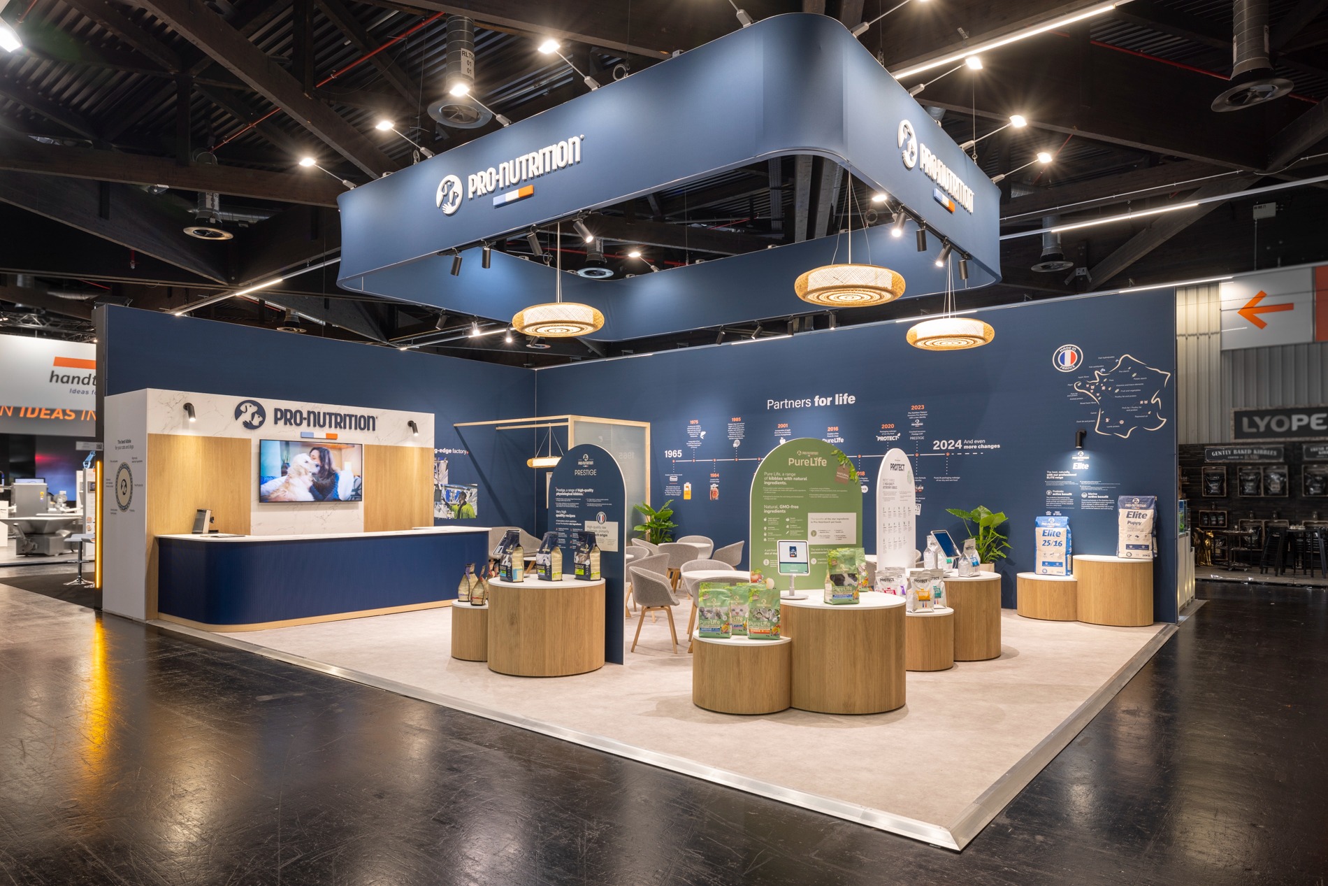 Création et modélisation 3D du stand Interzoo de la marque Sopral, spécialisé en nourriture pour animaux par Tuuk studio