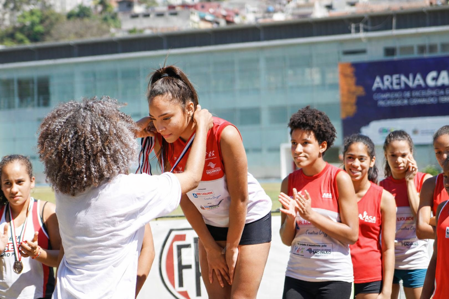 Crianças atletas de atletismo em São Bernardo do Campo recebendo medalhas pela ASA São Bernardo