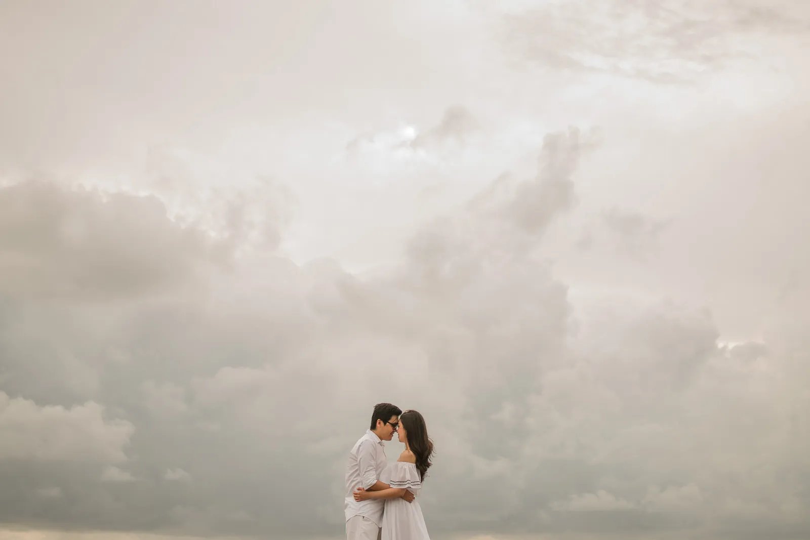 minimal-couple-portrait-at-seminyak-beach.webp