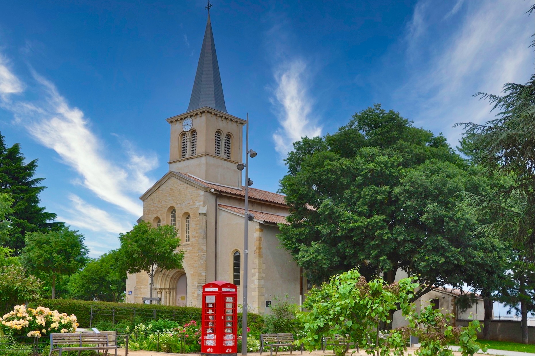 Place Baptiste Curial -Église Saint-Denis à Bron