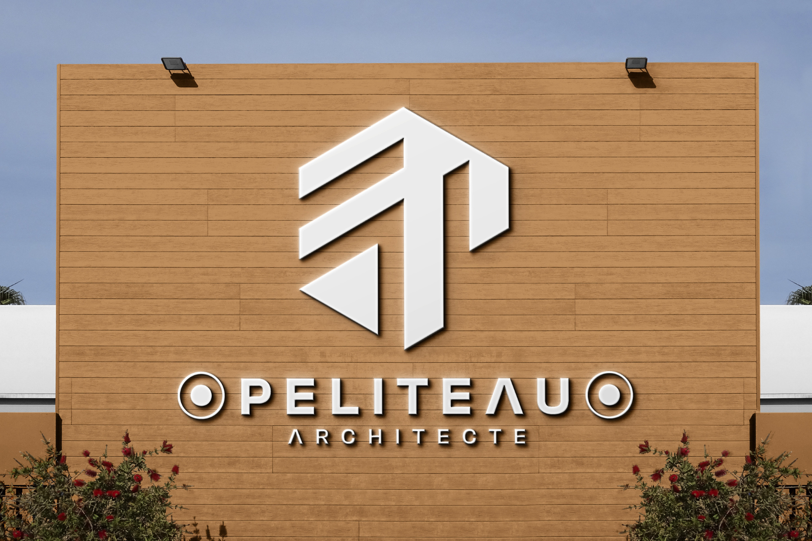 Logo blanc d'architecte monté sur un mur de façade moderne en planches de bois.