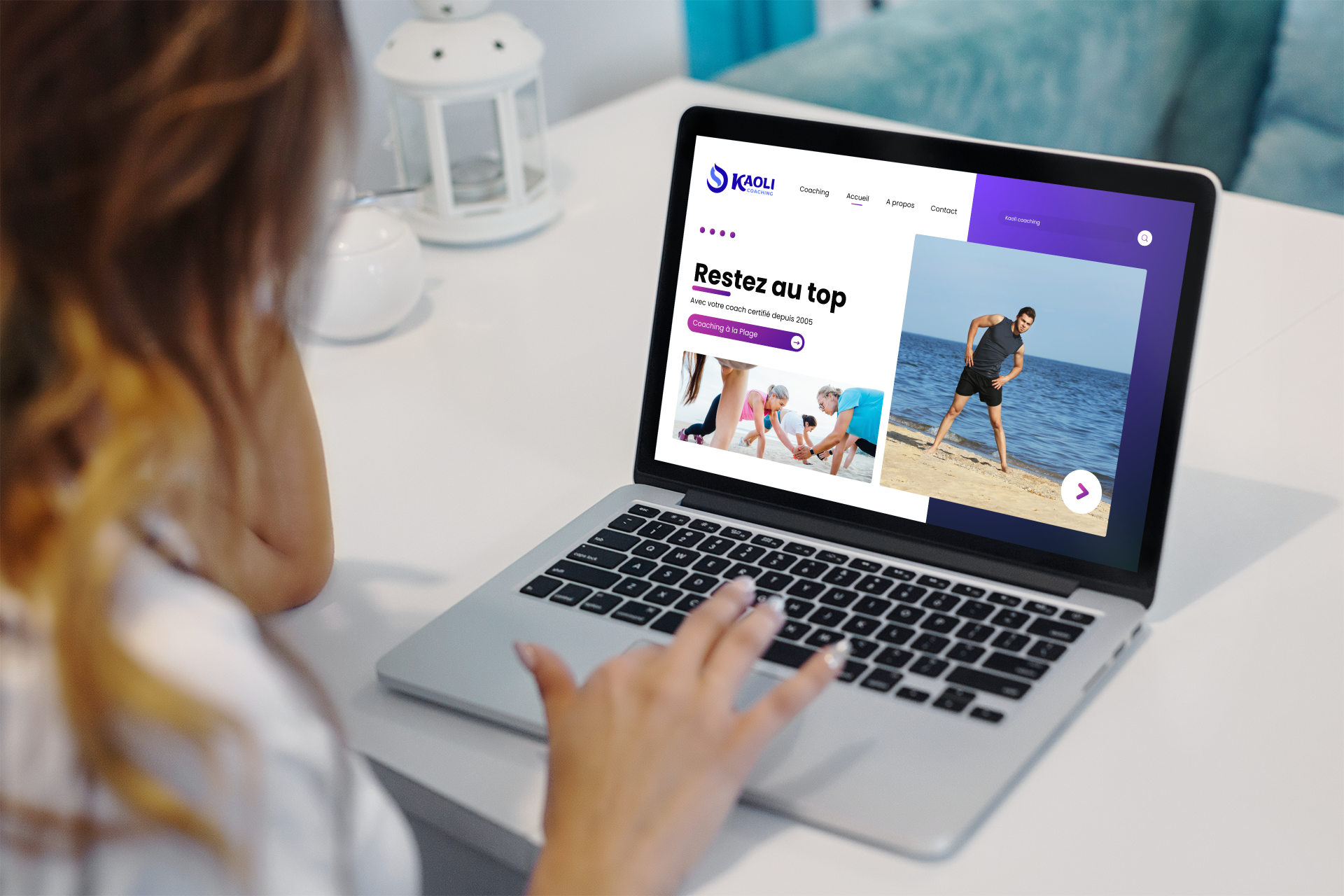 Un site web de coaching fitness affichant logo et activités sur un ordinateur portable.