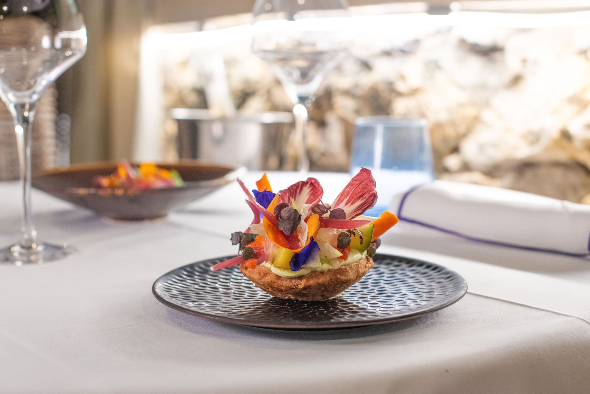 Entrée tartelette de parmesan et petits légumes