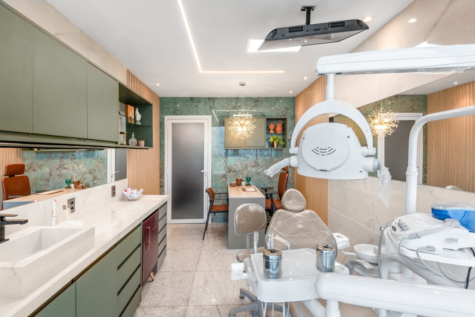 Consultório odontológico reformado pela Nattú Engenharia com equipamentos e decoração elegante