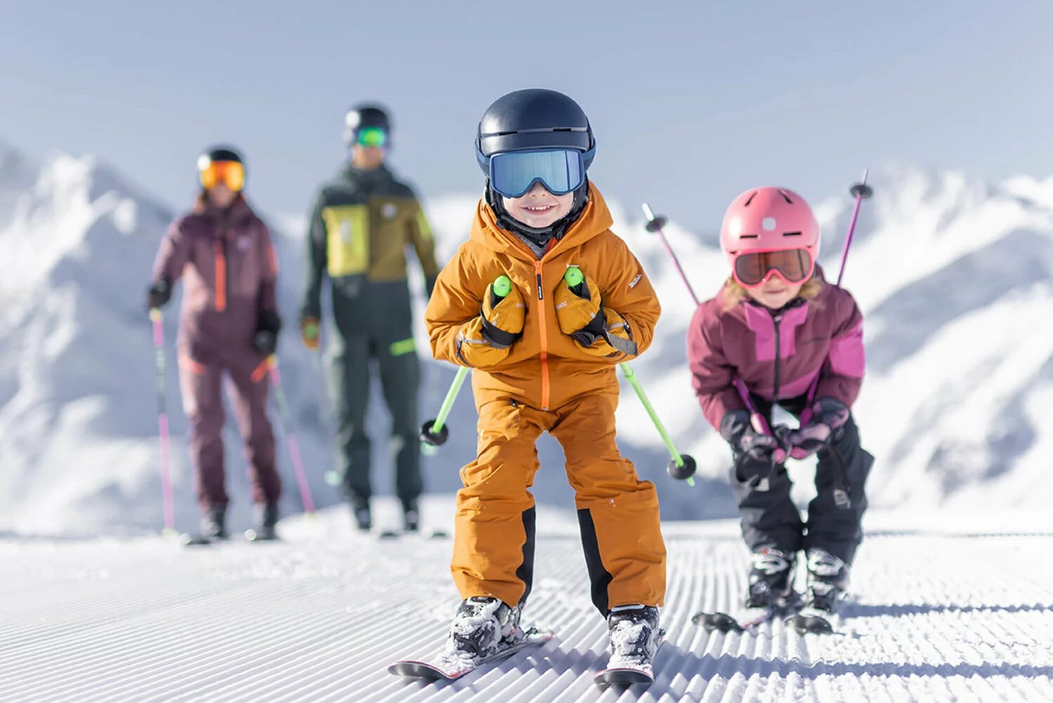 Kinder beim Skifahren in der Zillertal Arena