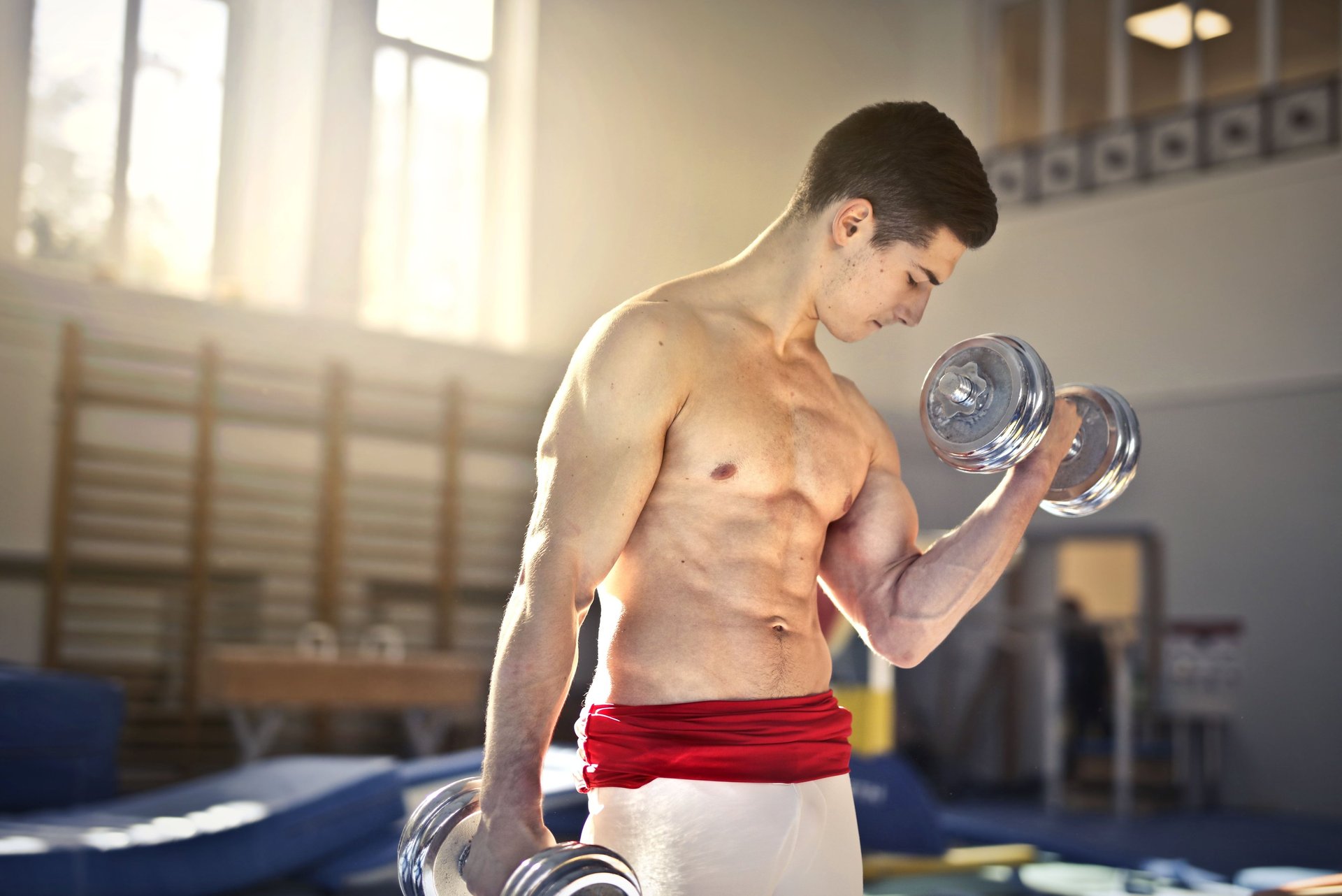 Pessoa treinando musculação para estimular a hipertrofia muscular