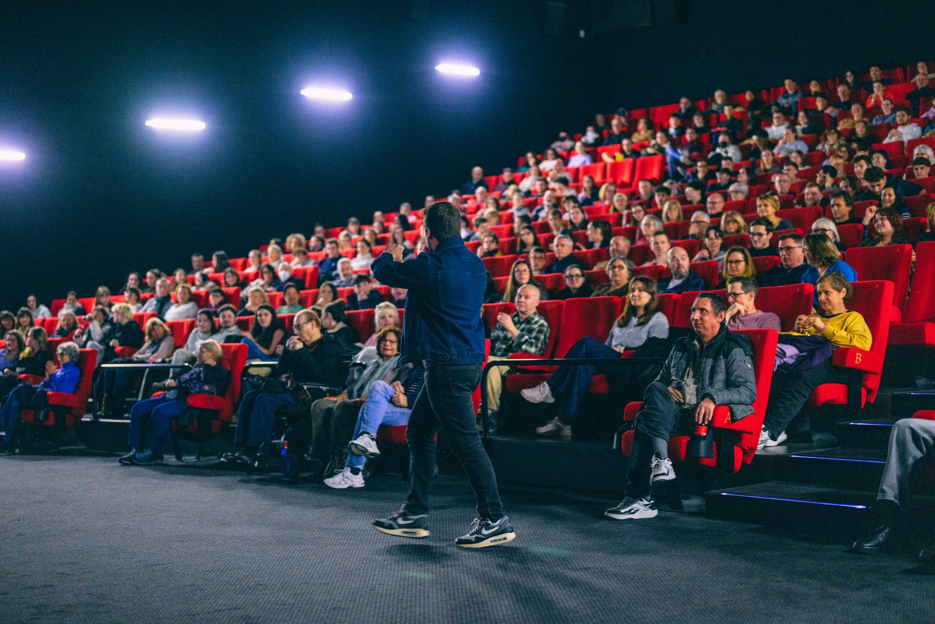 Aurélien Cailloce, animateur au micro face public prise de parole