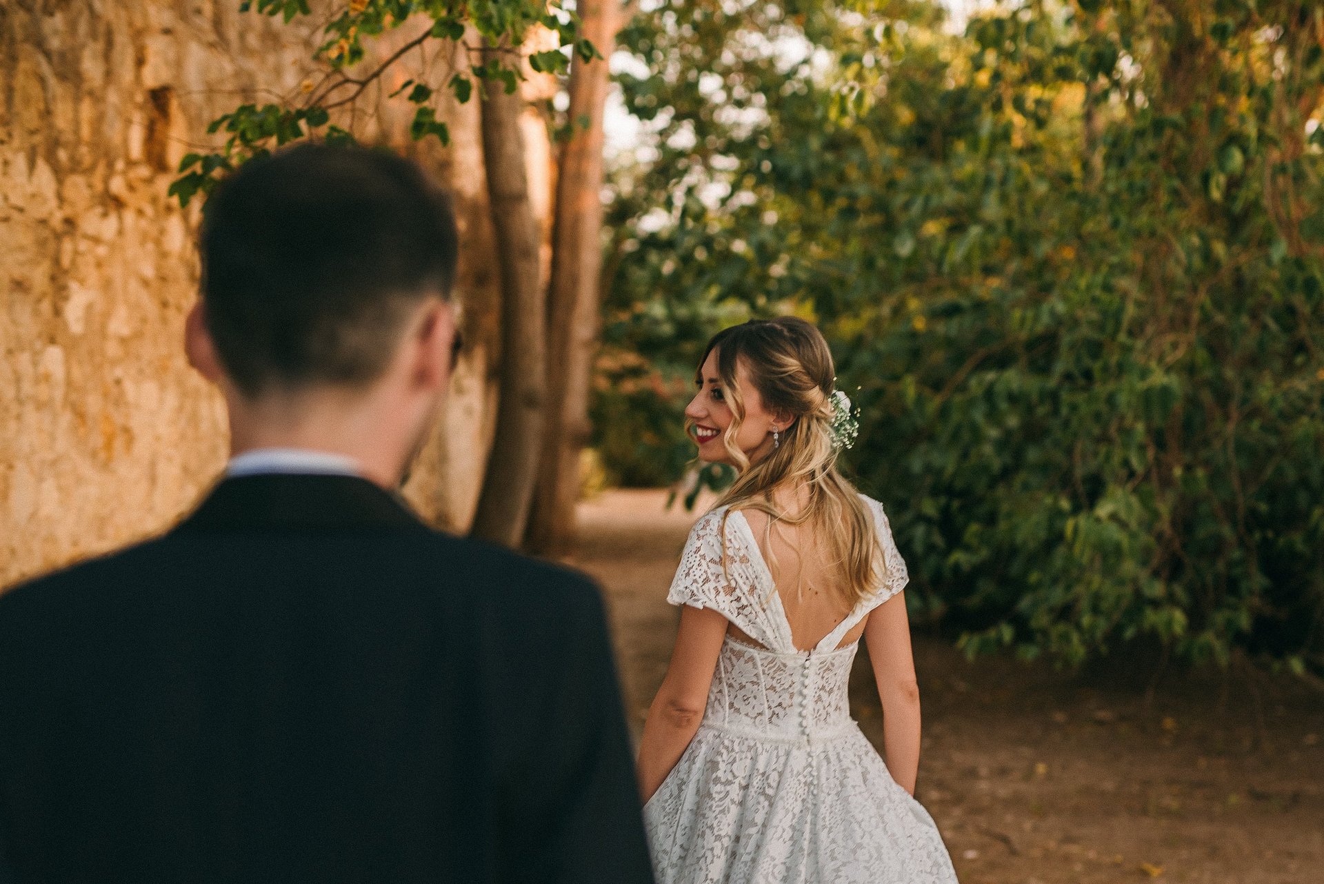 sposa sorridente che invita lo sposo