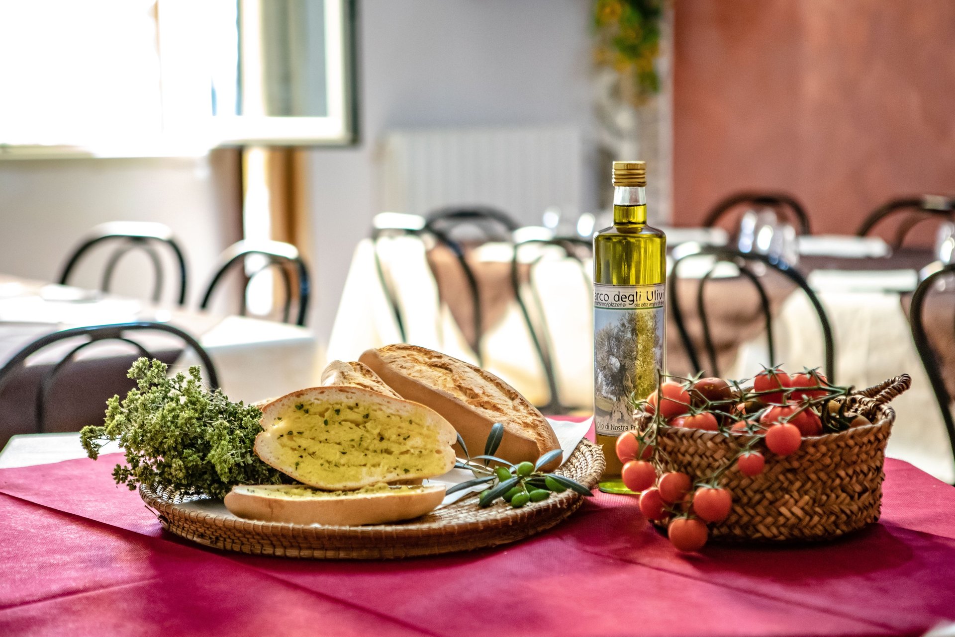 tavola apparecchiata in un agriturismo
