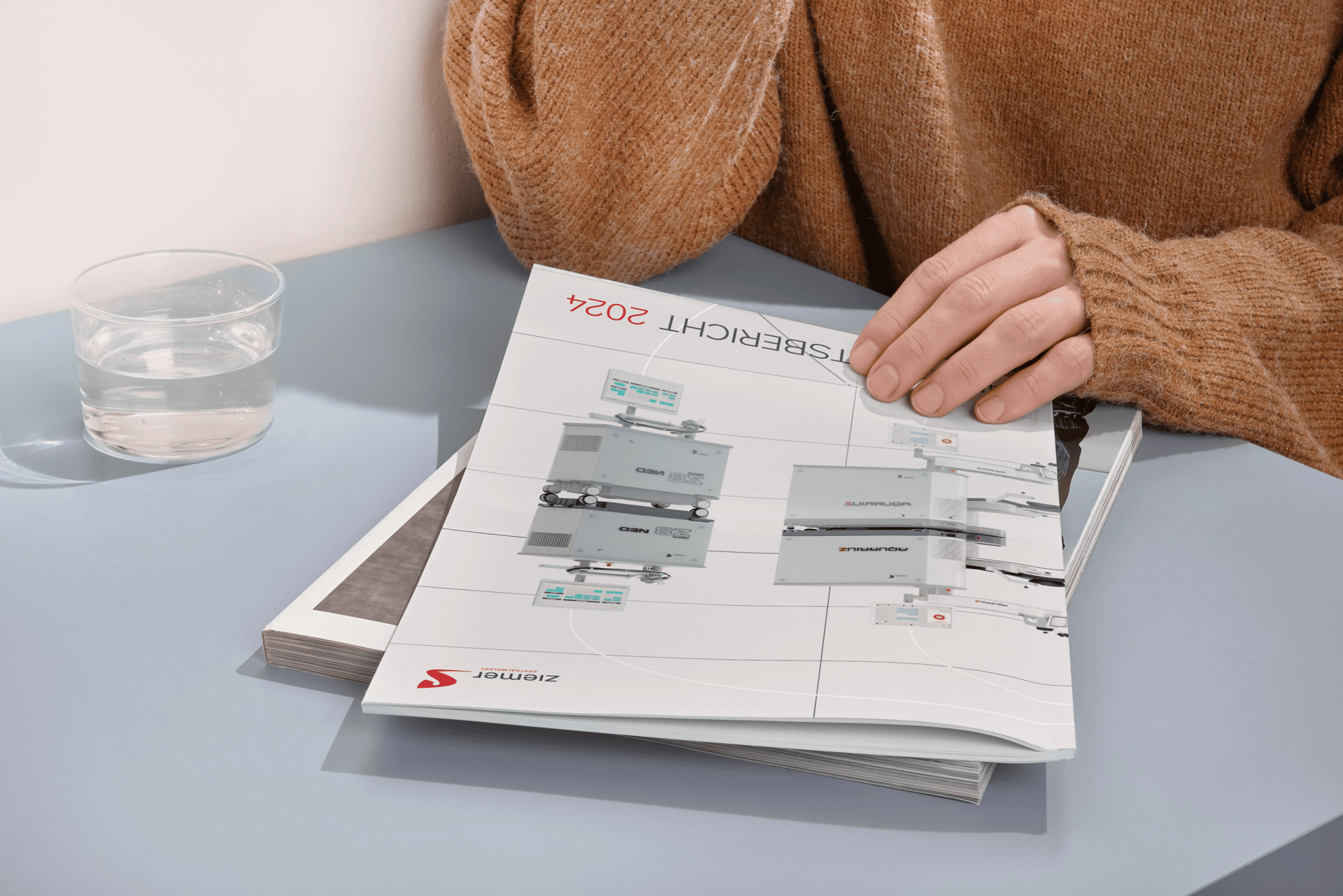 Eine Person, die den Geschäftsbericht 2024 von Ziemer durchsieht.