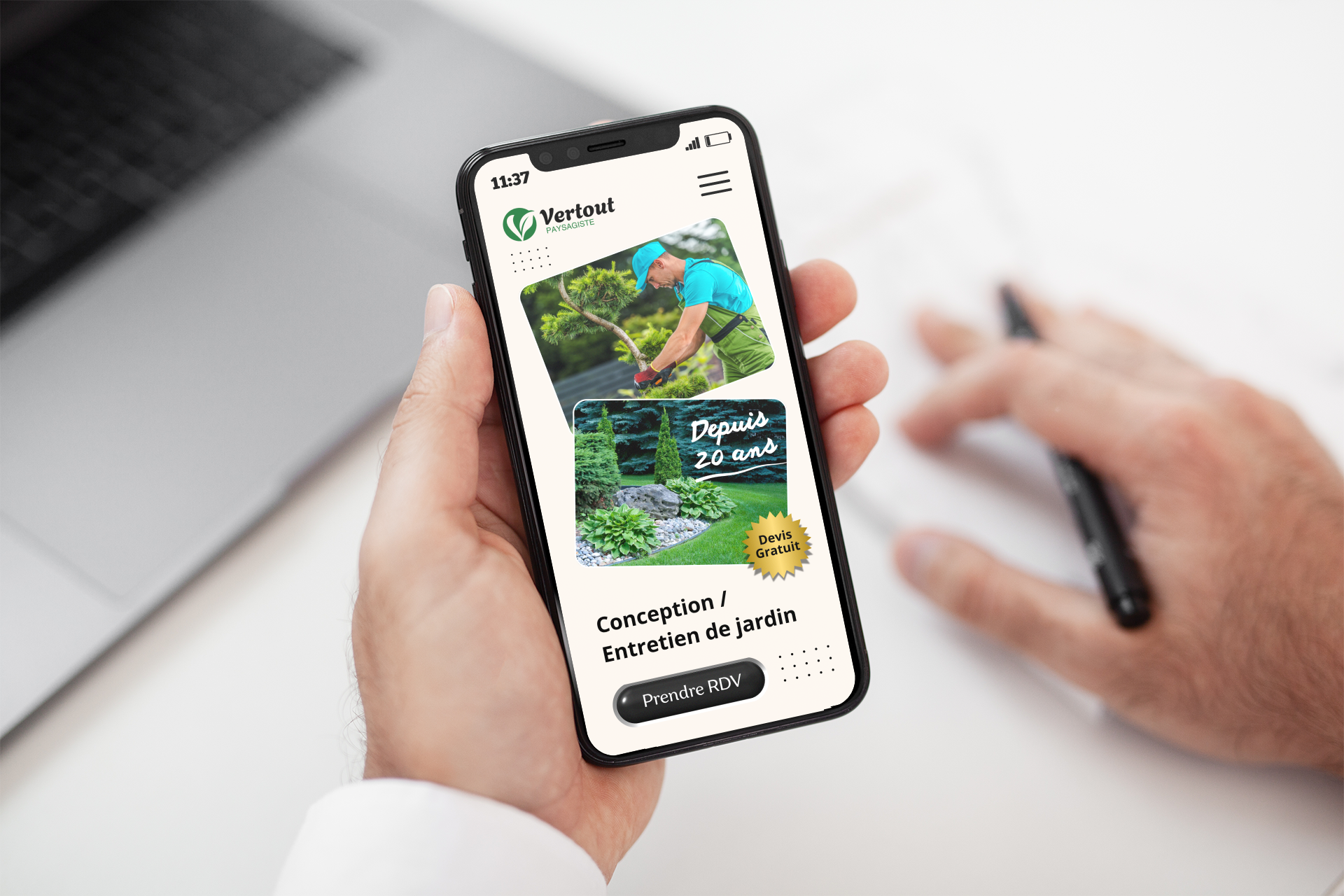 Smartphone montrant le site web d'une entreprise de services d'entretien et de conception de jardins