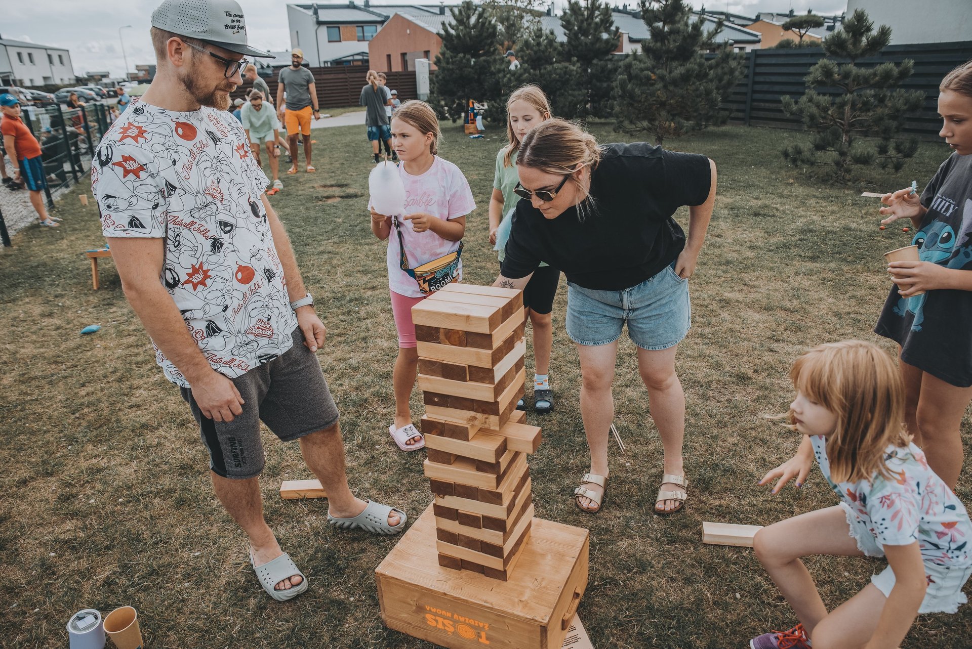 XXL Jenga su užduotimis žaidimas – žaidimų nuoma Klaipėdoje.