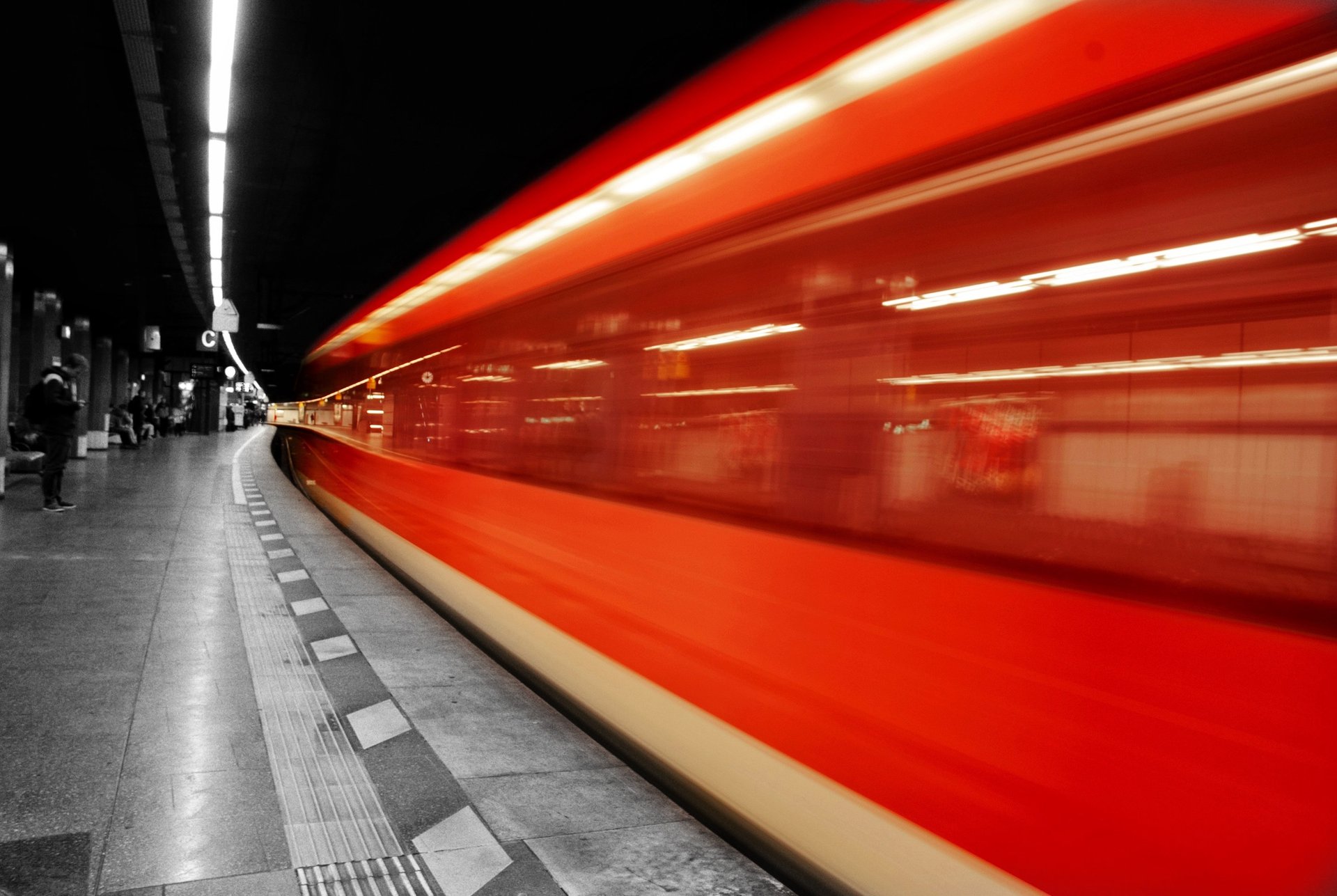 a train is moving along the tracks in a subway