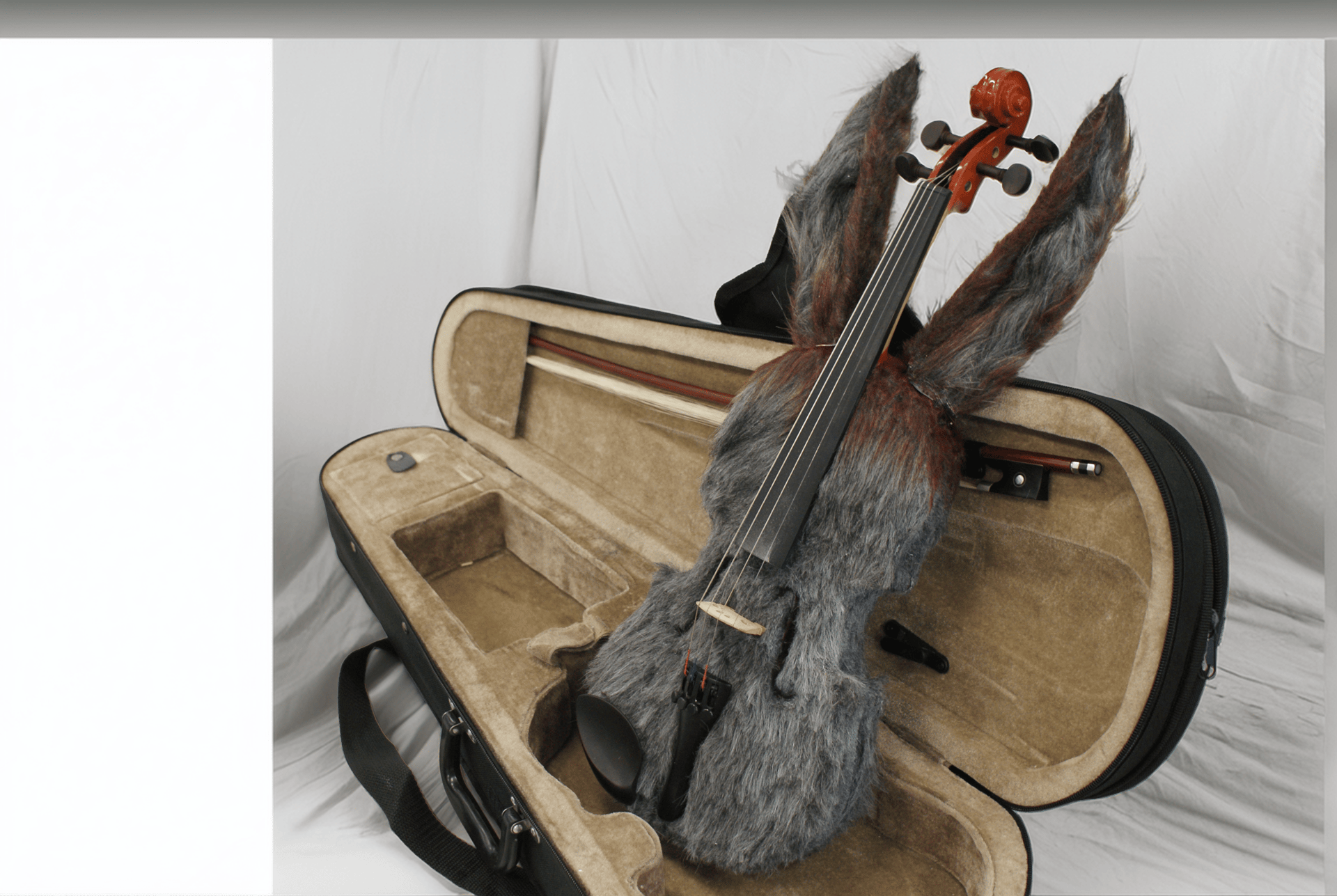 Trabajo modificando un violín. Obra referencial al "Carnaval de los animales"·