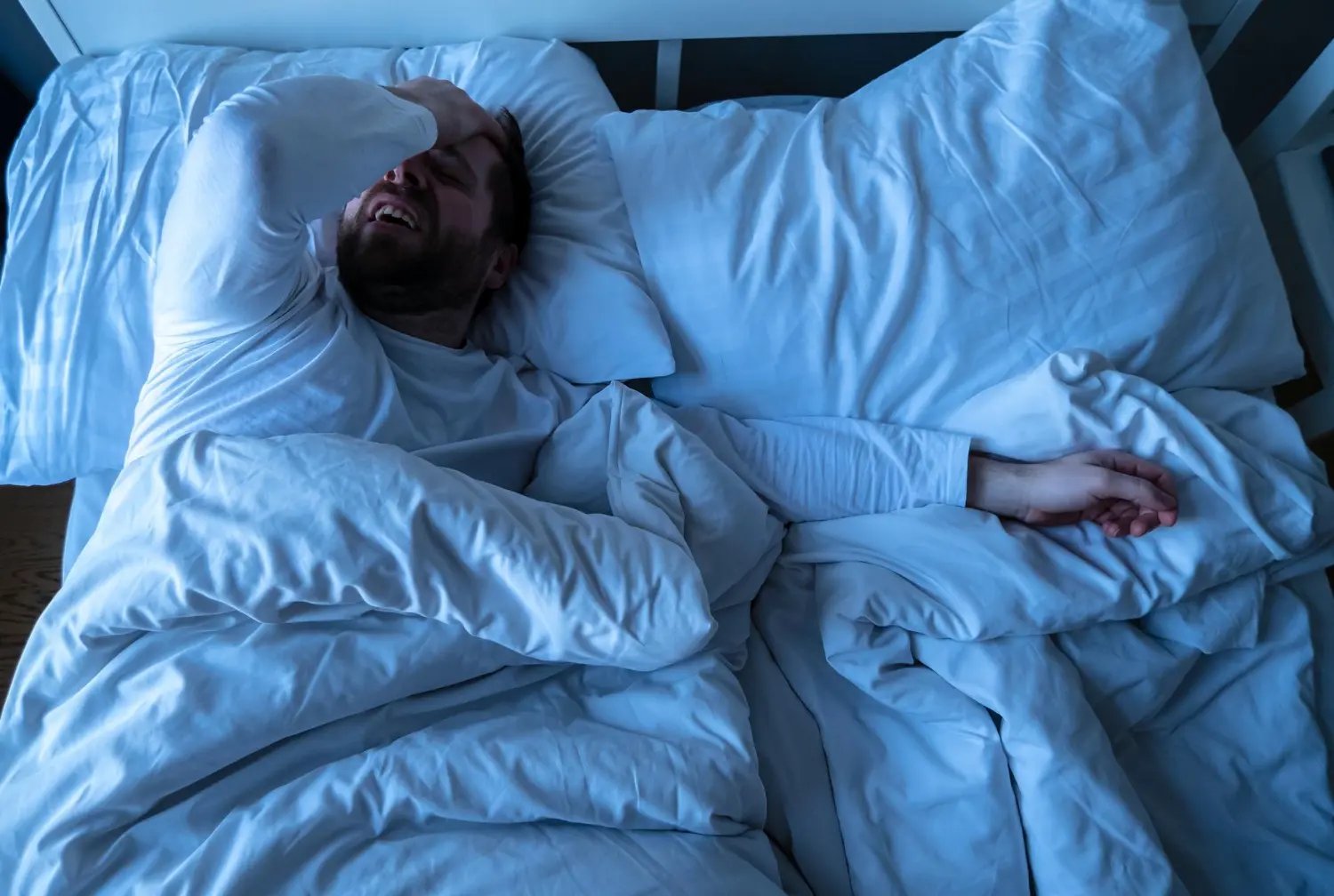 homme qui ne dort pas : sommeil , insomnie le magnétiseur votre allié