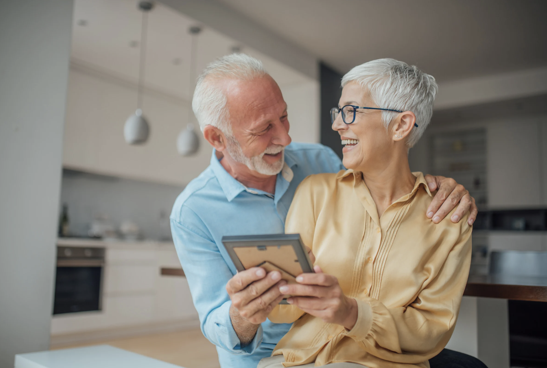 HAPPY COUPLE LOOKING BACK ON MEMEORIES