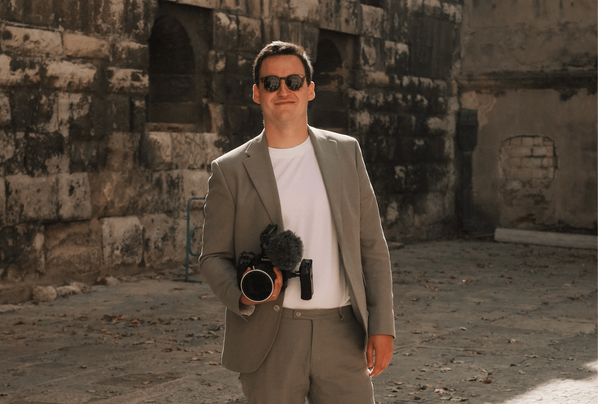 Photo d'un vidéaste avec sa caméra