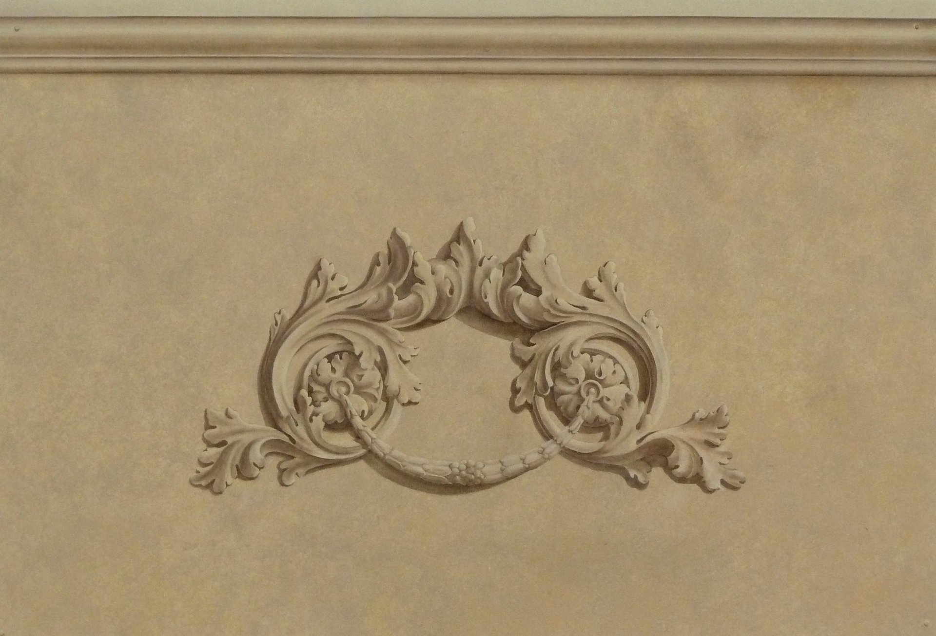 Ornementation, moulures et matière par cette grisaille, ce trompe-l'oeil apporte un style et du raffinement à vos intérieurs.
