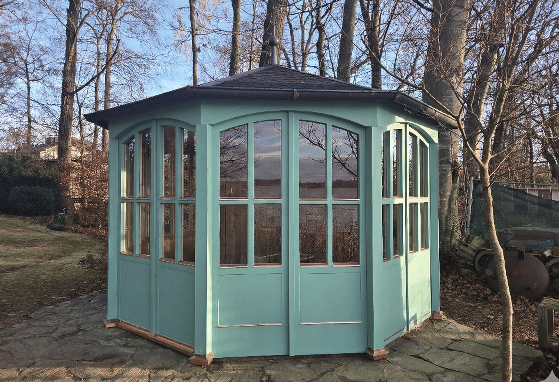 Maßgefertigter Holz-Pavillon in Türkis mit großen Sprossenfenstern und Kupferdach direkt am Seeufer am Ammersee.