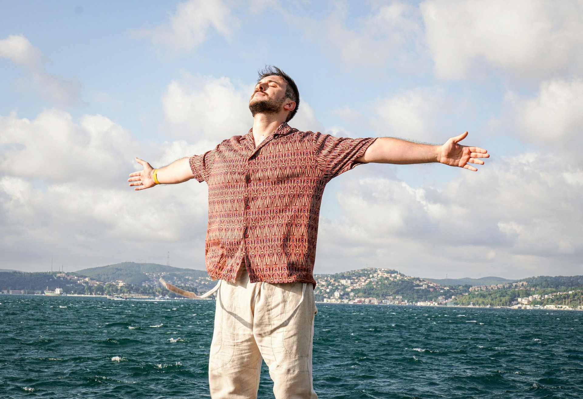 homme qui se sent libre et lui-meme grâce aux soins energetiques avec christophe meunier à Nantes