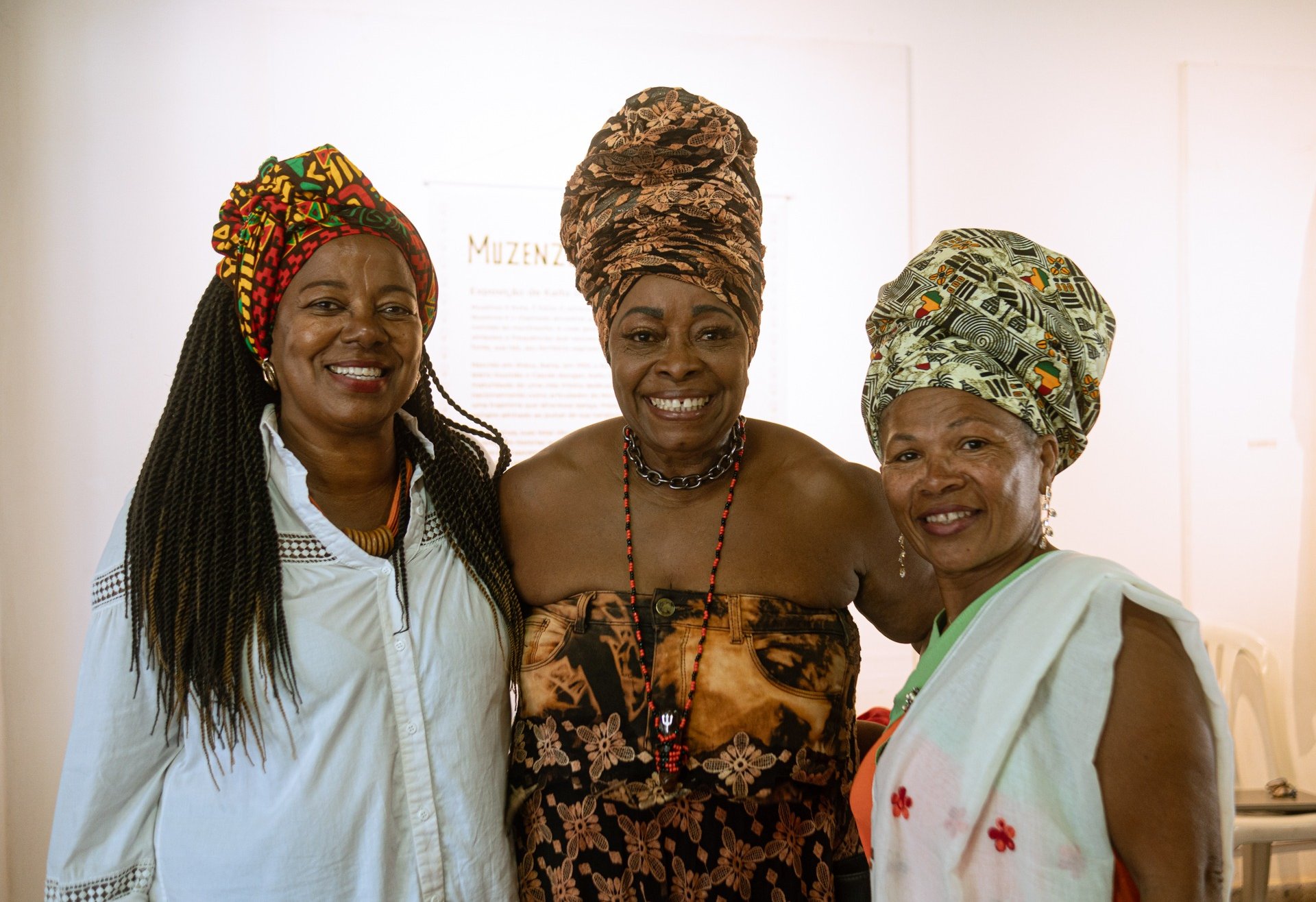 Mulheres negras sorrindo com turbantes