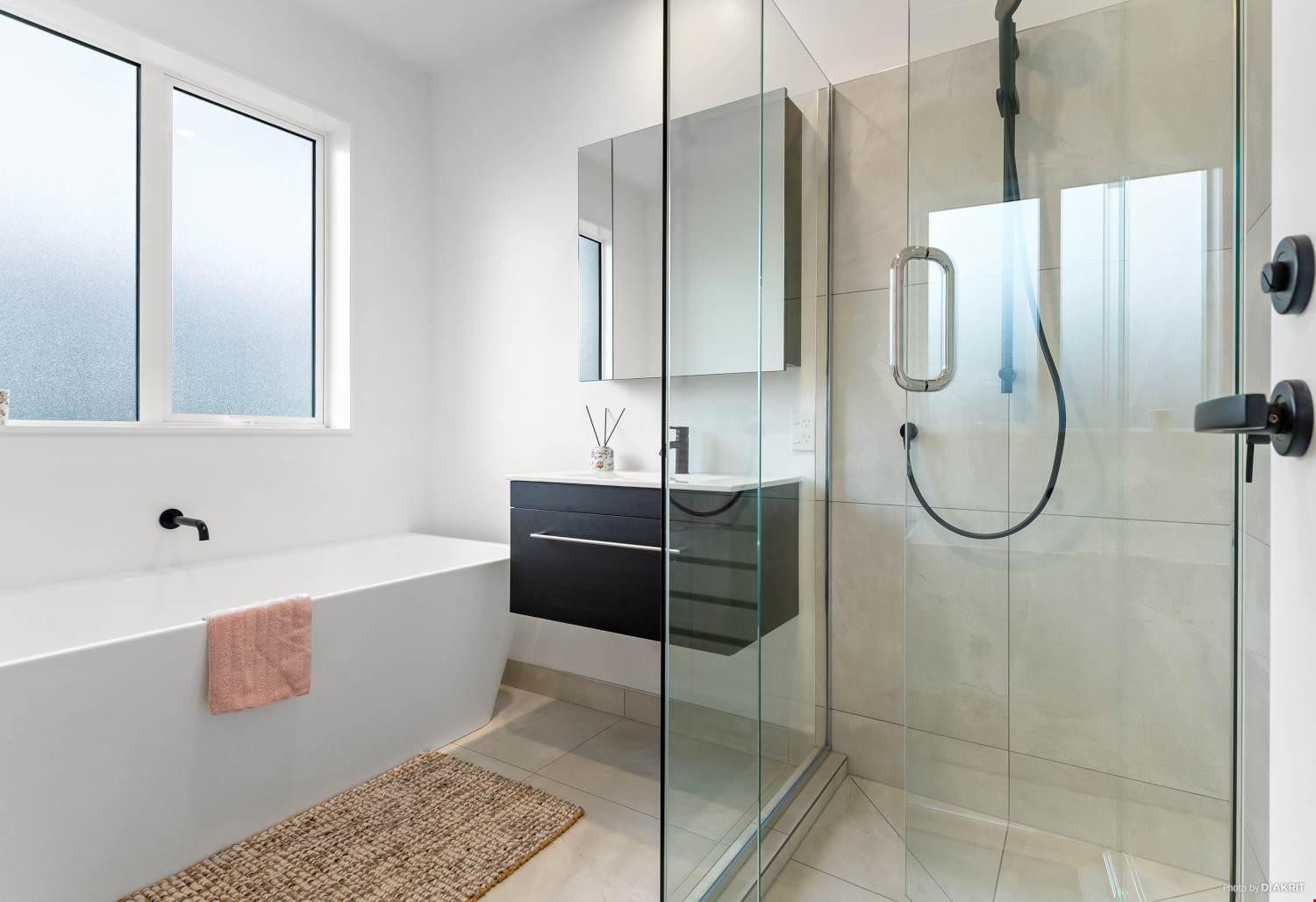 Family bathroom - Auckland new build Highend Homes