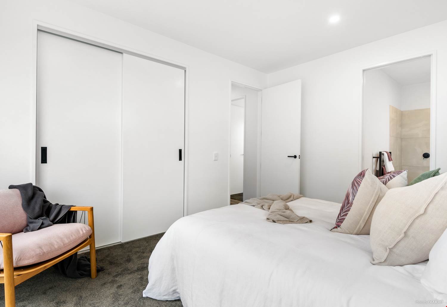 Master bedroom and ensuite - Auckland new build Highend Homes