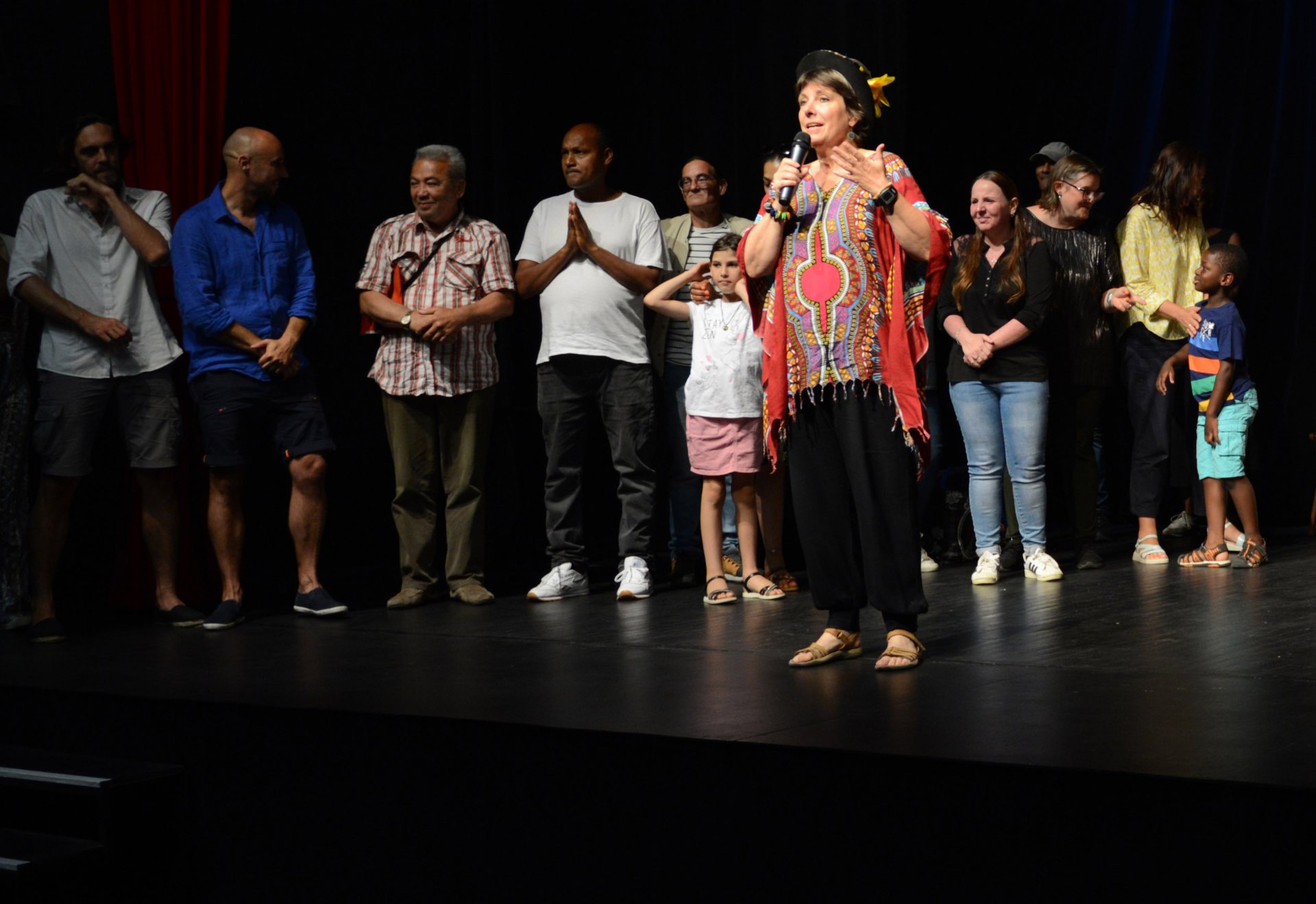 atelier forum 1 femme devant groupe participants sur scène