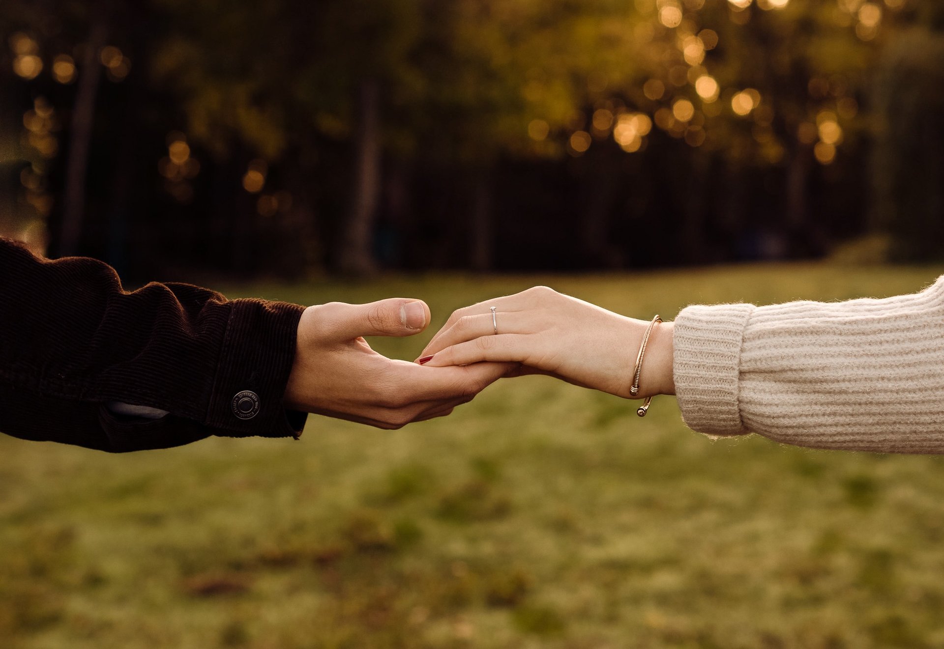plan rapproché mains qui se touchent lumière automnale douce et chaude