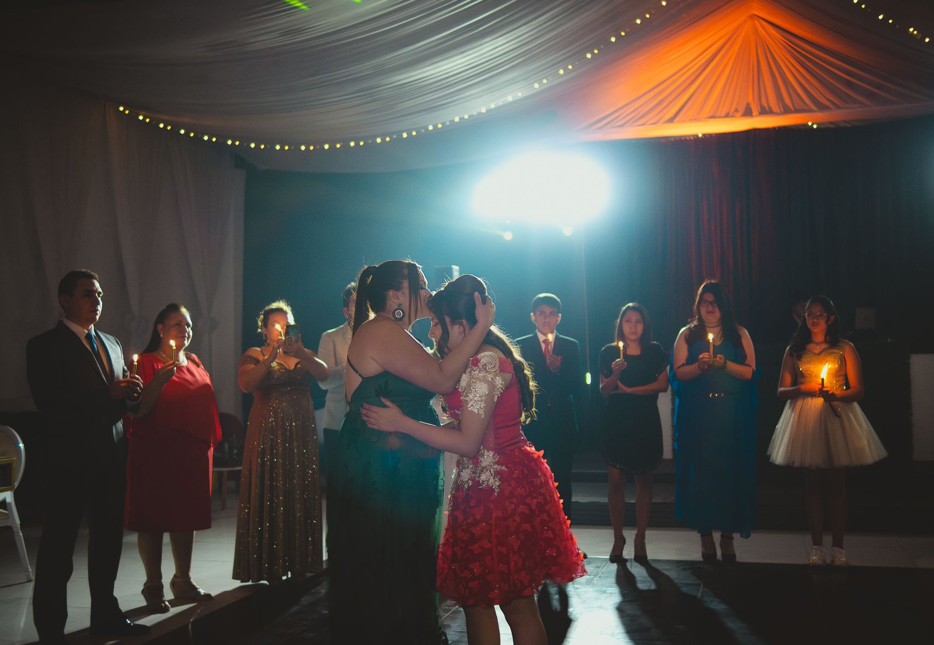 Baile de madre con su hija quinceañera en Quito, Ecuador, colores azul y naranja