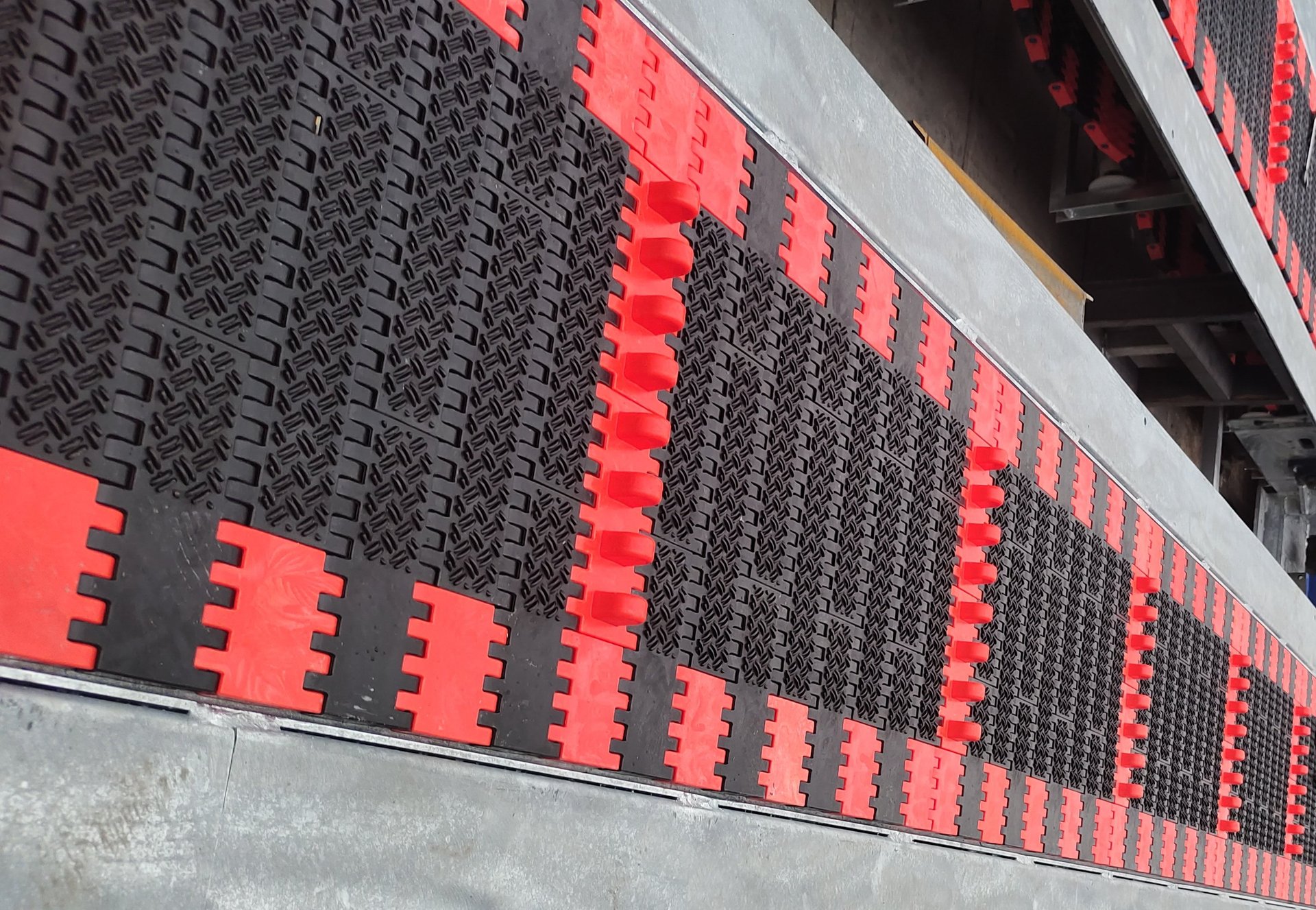 Modular conveyor belt for automotive production