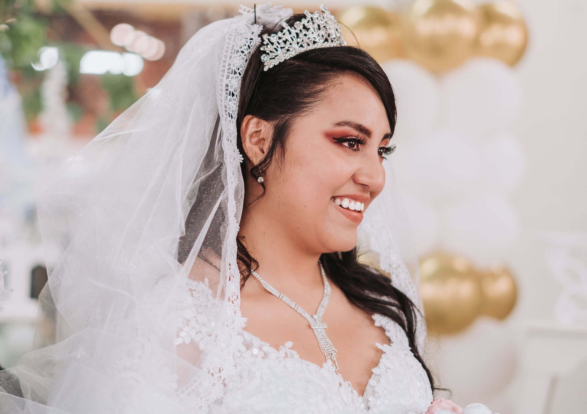 Retrato cercano de novia con ojos llorosos de la emoción en su boda Quito