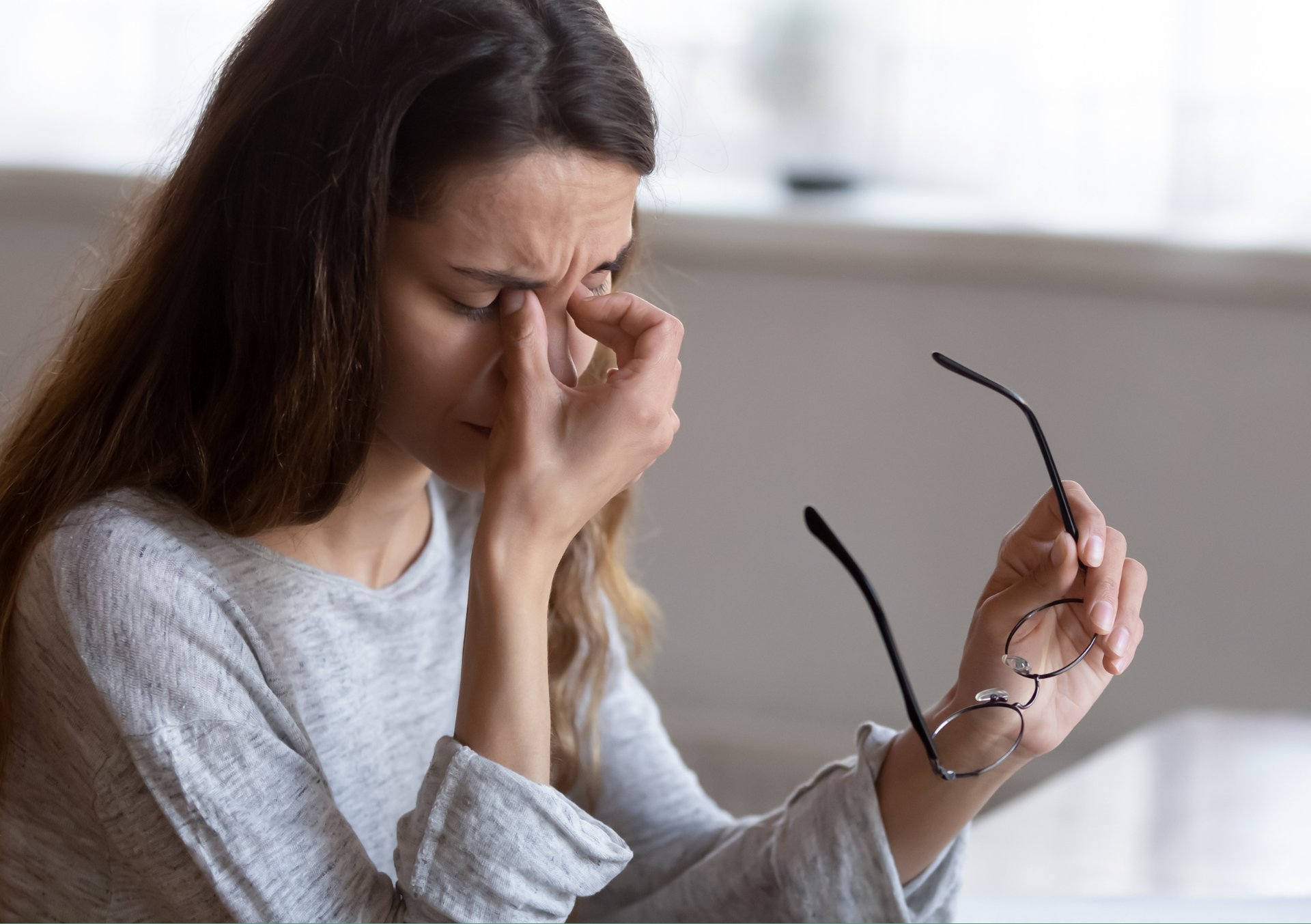 Pessoa com sinusite sentindo dor na testa