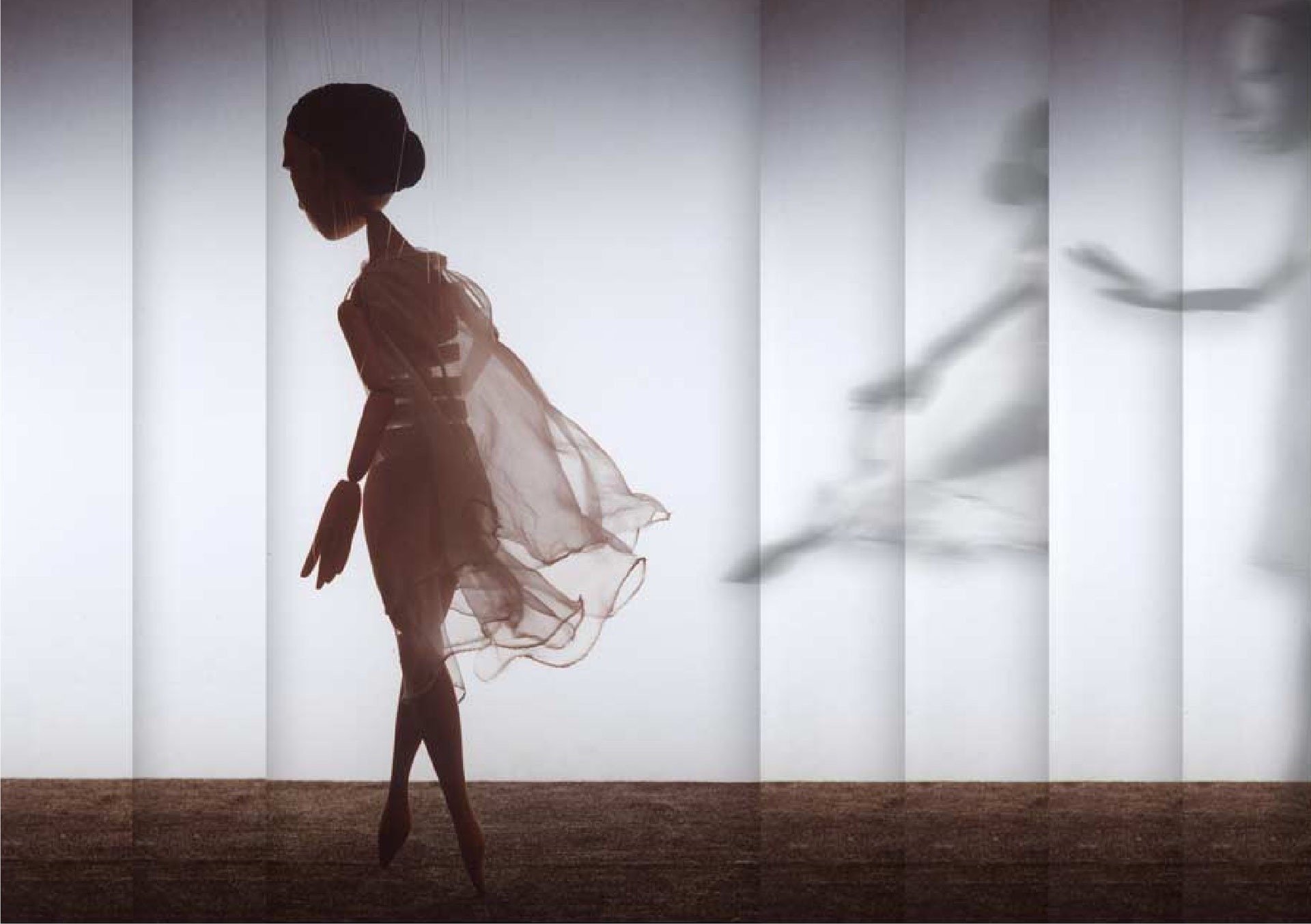 Marionettenpuppe ohne Schnüre, die einen leichten Umhang um hat