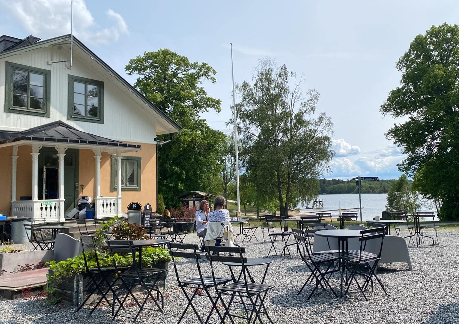 Letnia codzienność Sztokholmu – kawiarnia nad wodą, cisza i zwykły rytm życia mieszkańców.
