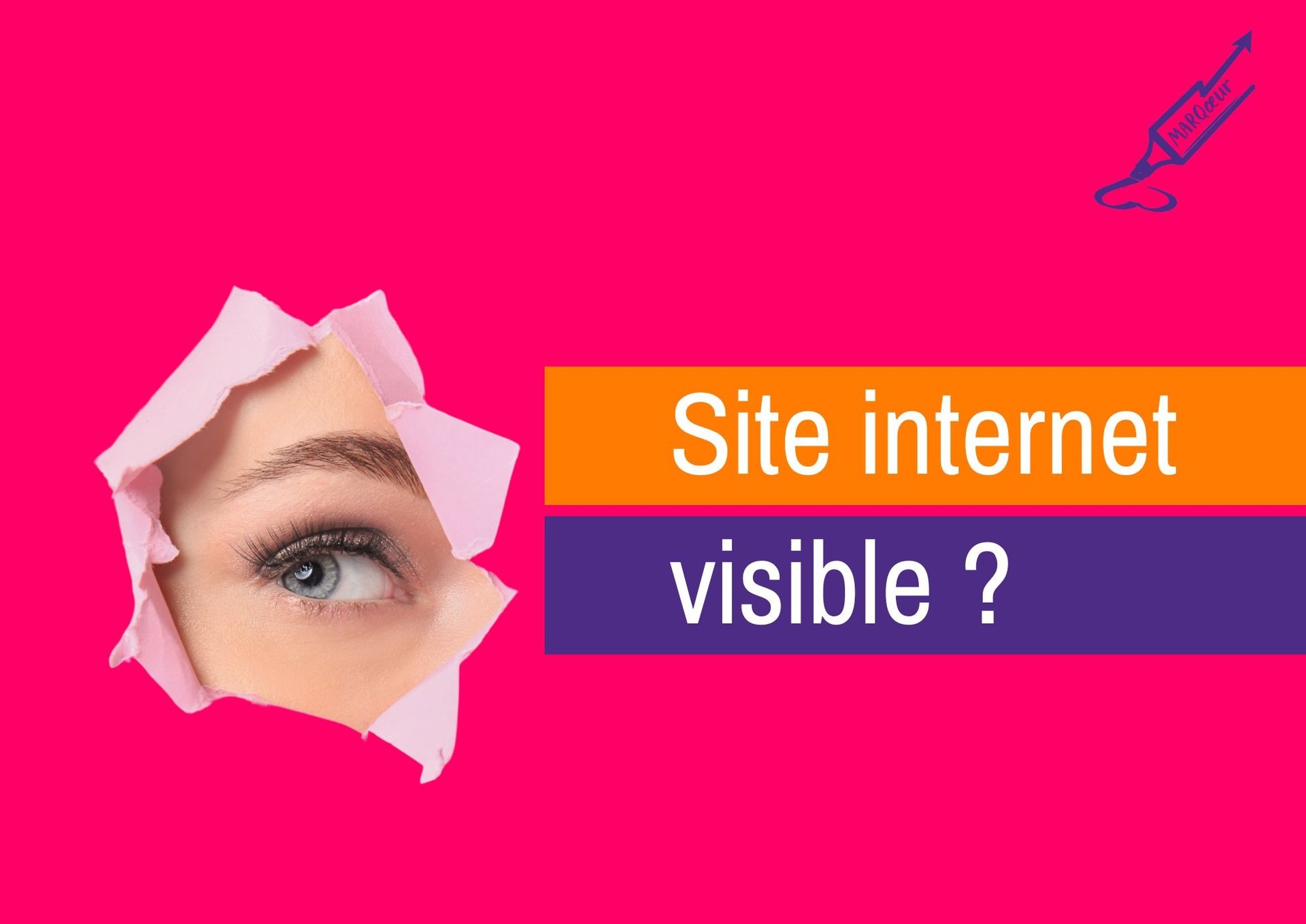 Dirigeant de TPE à Créteil qui regarde son site internet sur ordinateur — visibilité en ligne Val-de