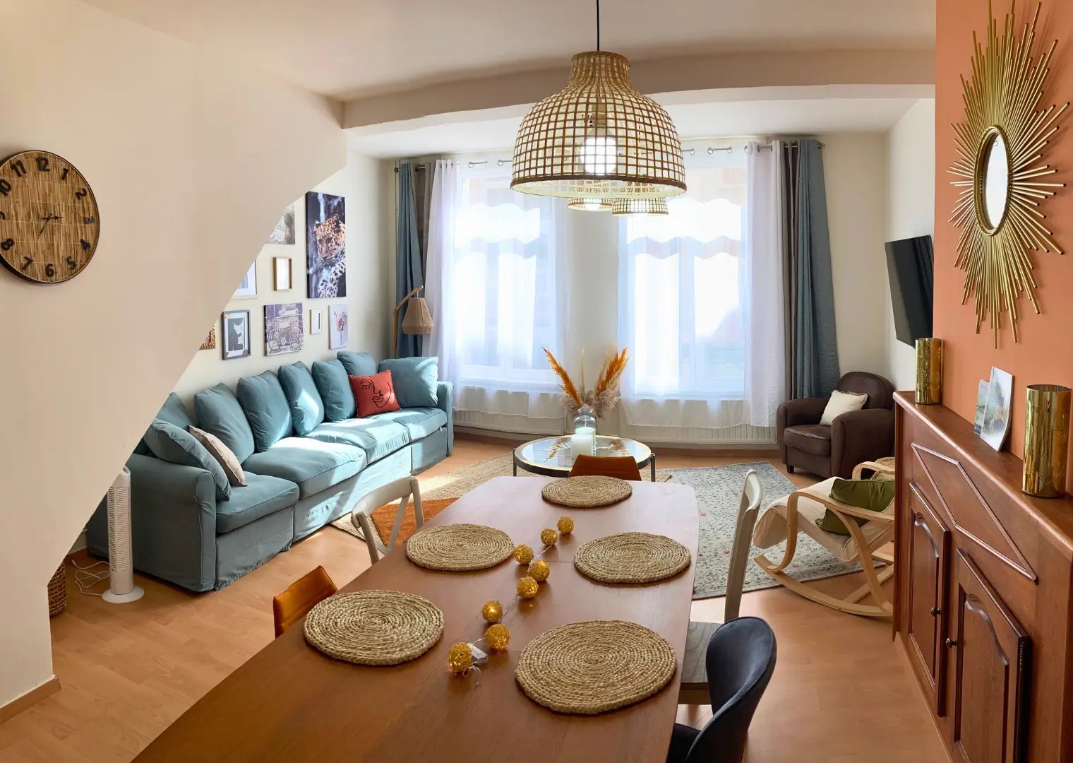 Salon et salle à manger d’appartement meublé pour logement professionnel confortable à Saint-Omer