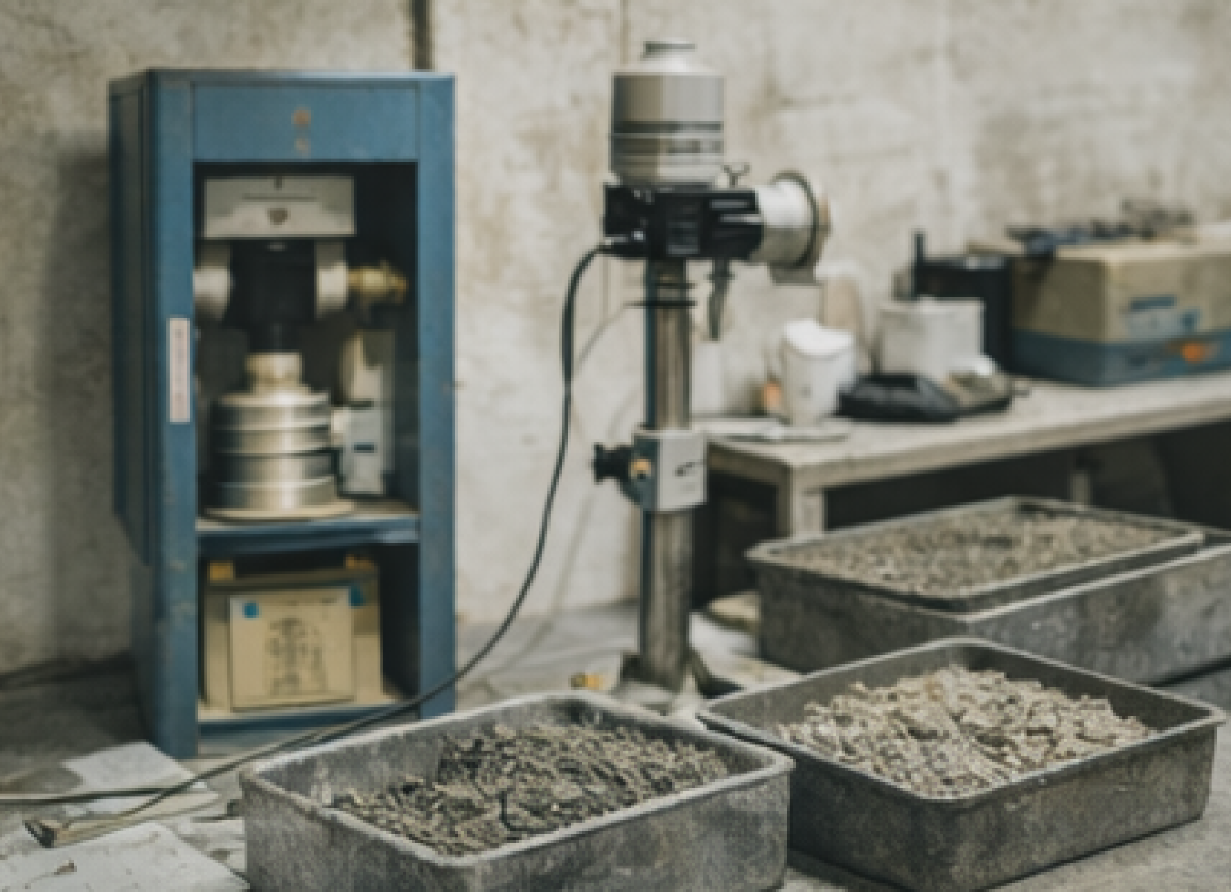 Equipo de ensayo y preparación de muestras en laboratorio de materiales de construcción..