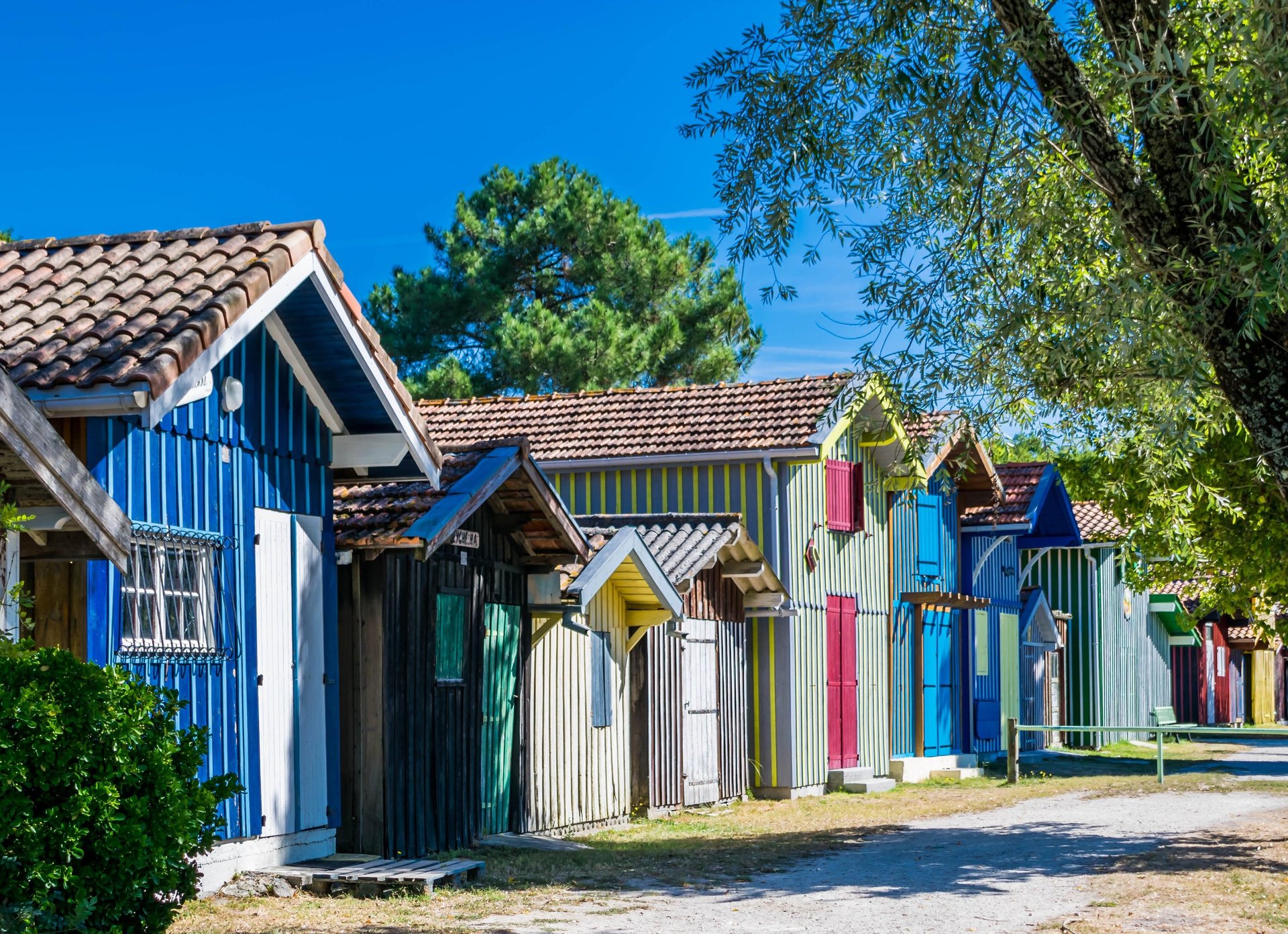 Alignement de cabanes à huîtres colorées