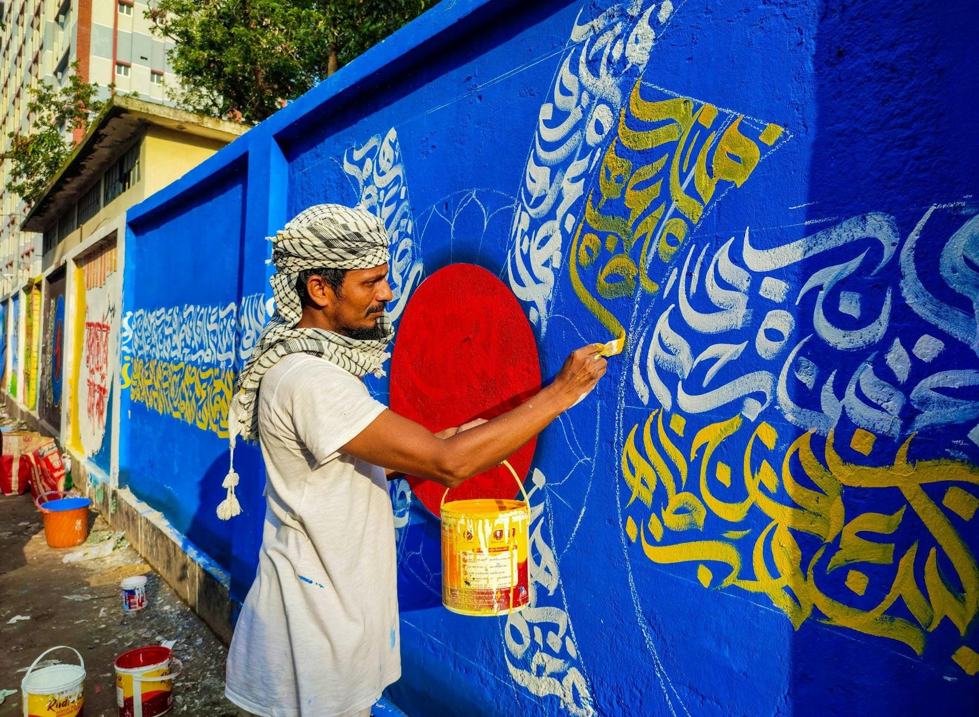Imagem de um homem grafitando um muro