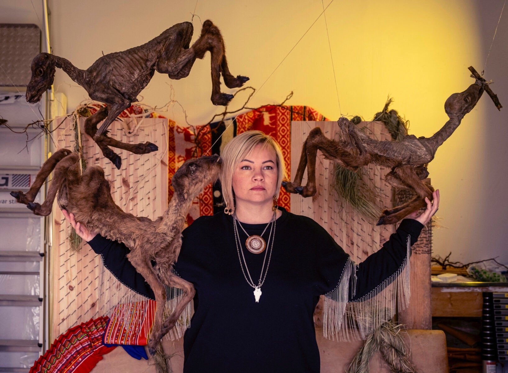 A norueguesa Máret Ánne Sara, artista do povo Sámi, foi mais longe: empilhou crânios de renas