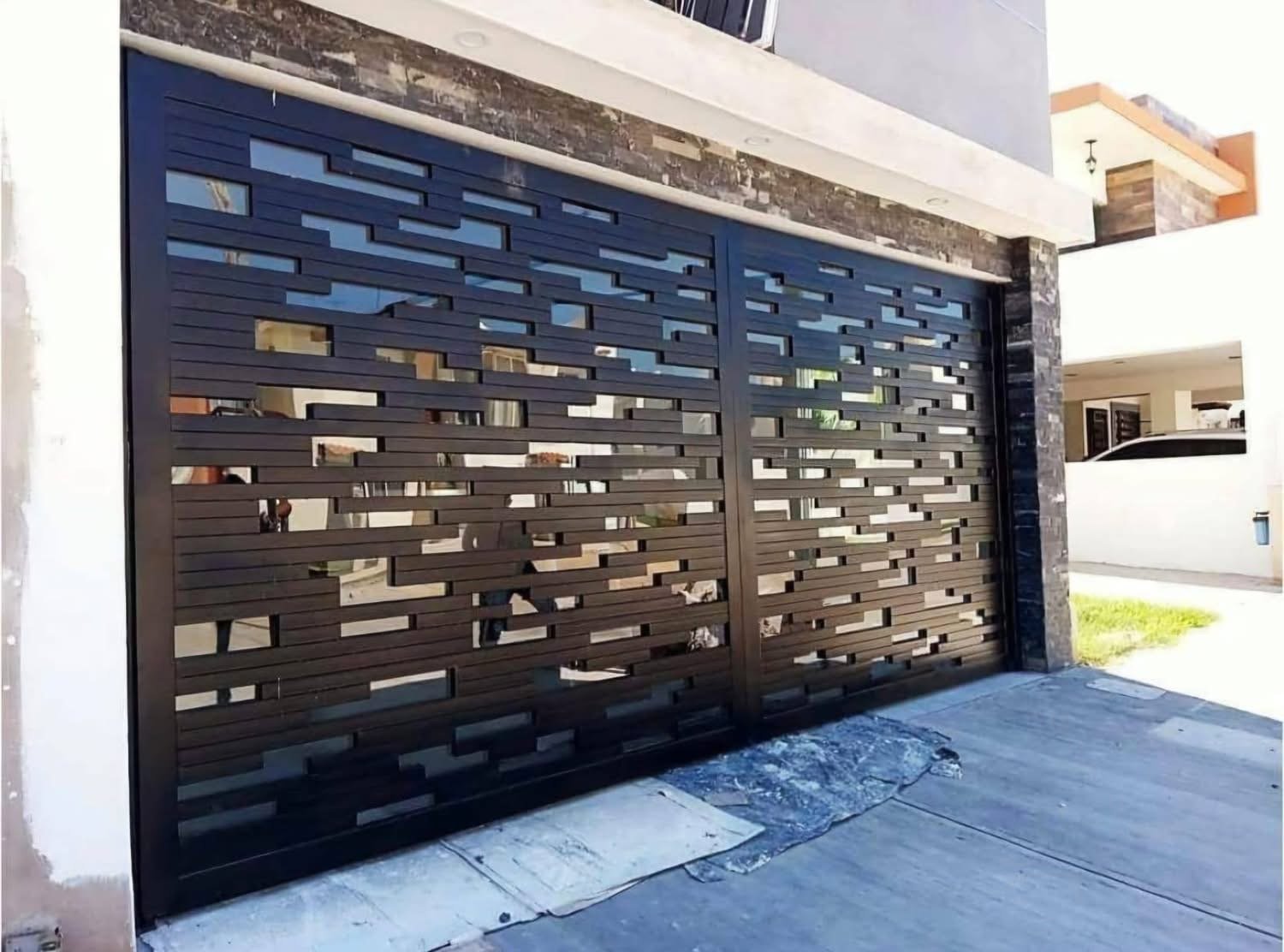 Portón de hierro para cochera con diseño contemporáneo