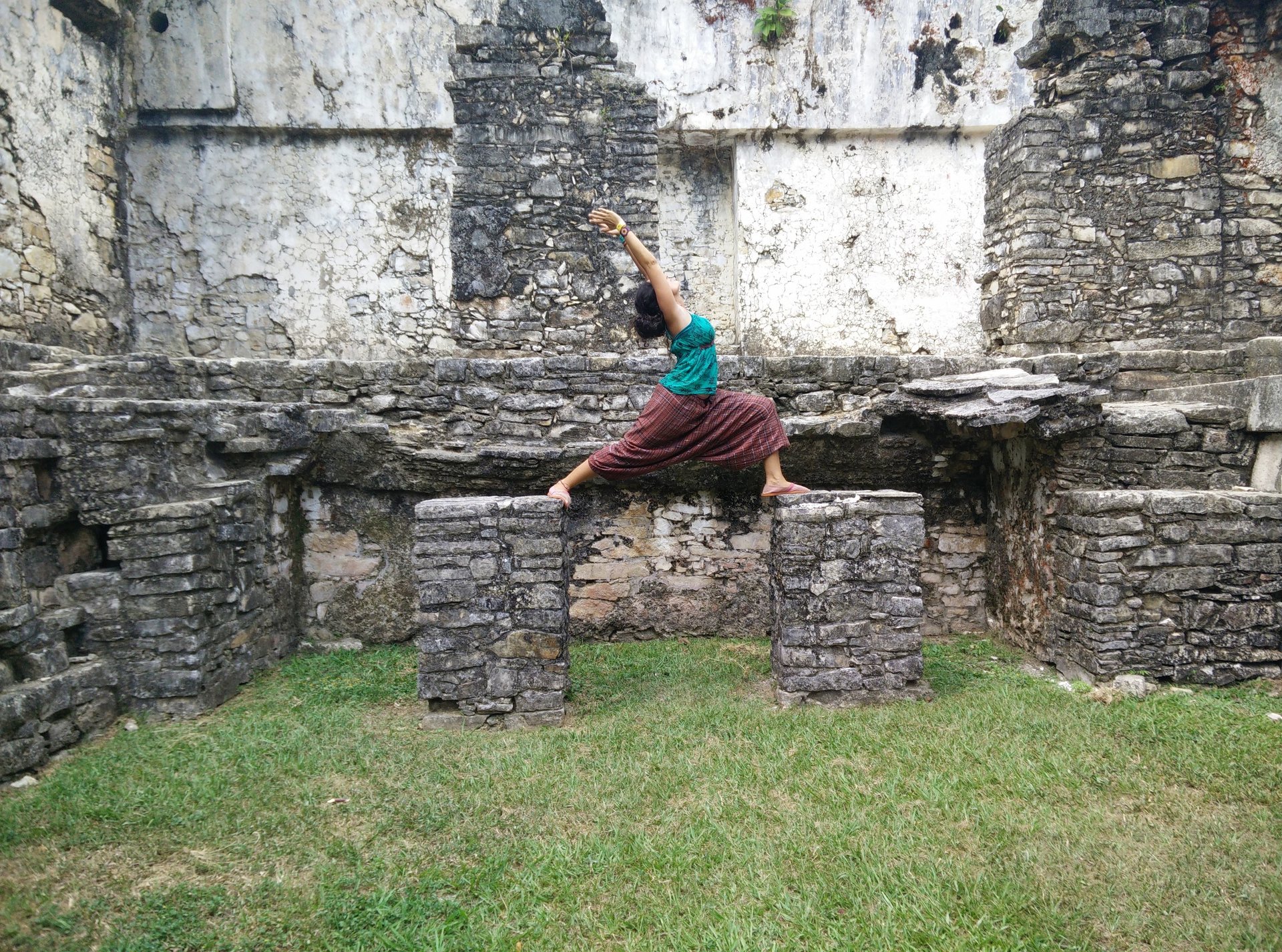 Juliette Maggu im Yoga-Asana des Kriegers auf den Säulen eines Atzekischen Tempels
